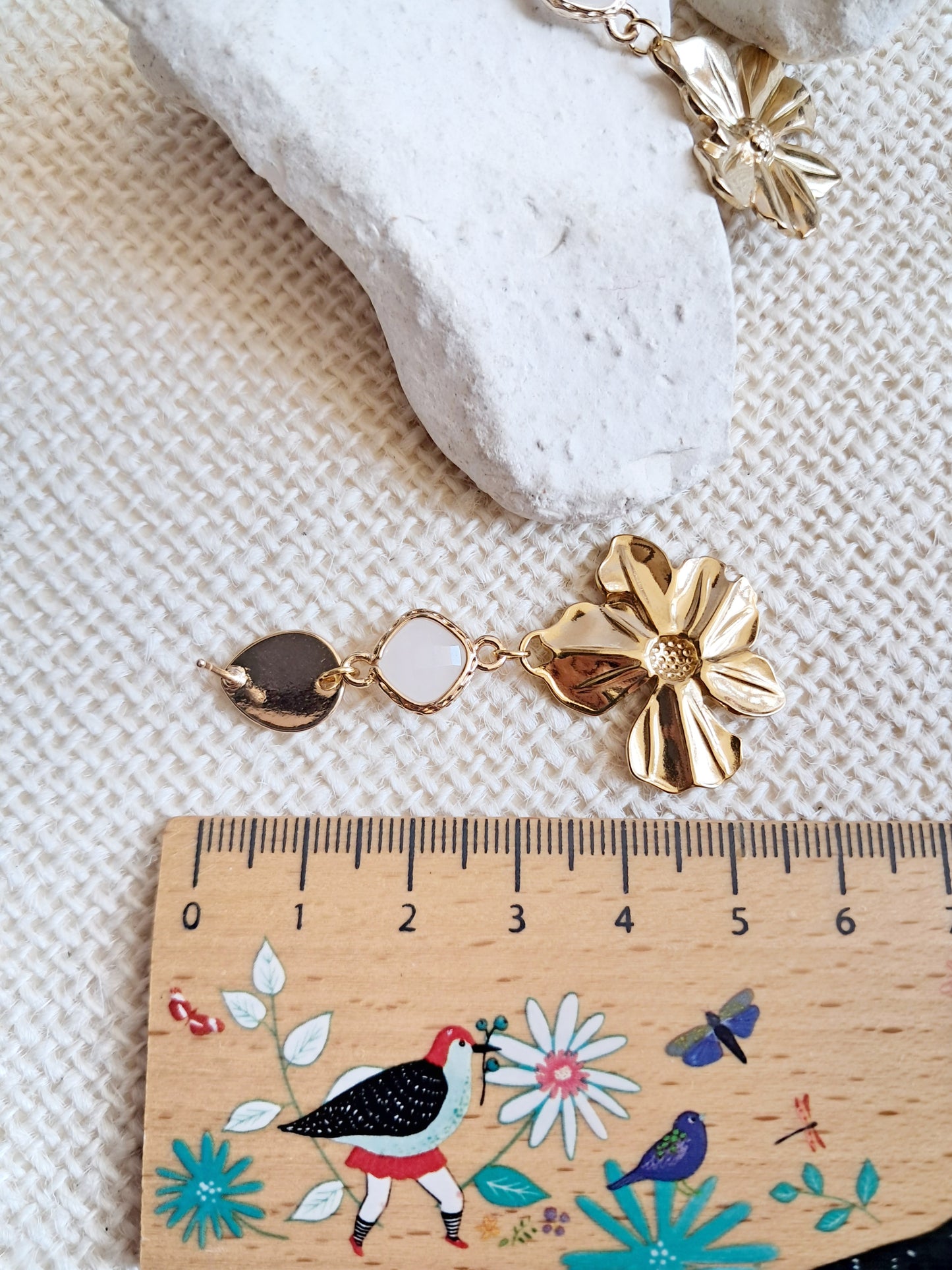 Boucles d'oreilles pendantes fleurs dorées et blanches