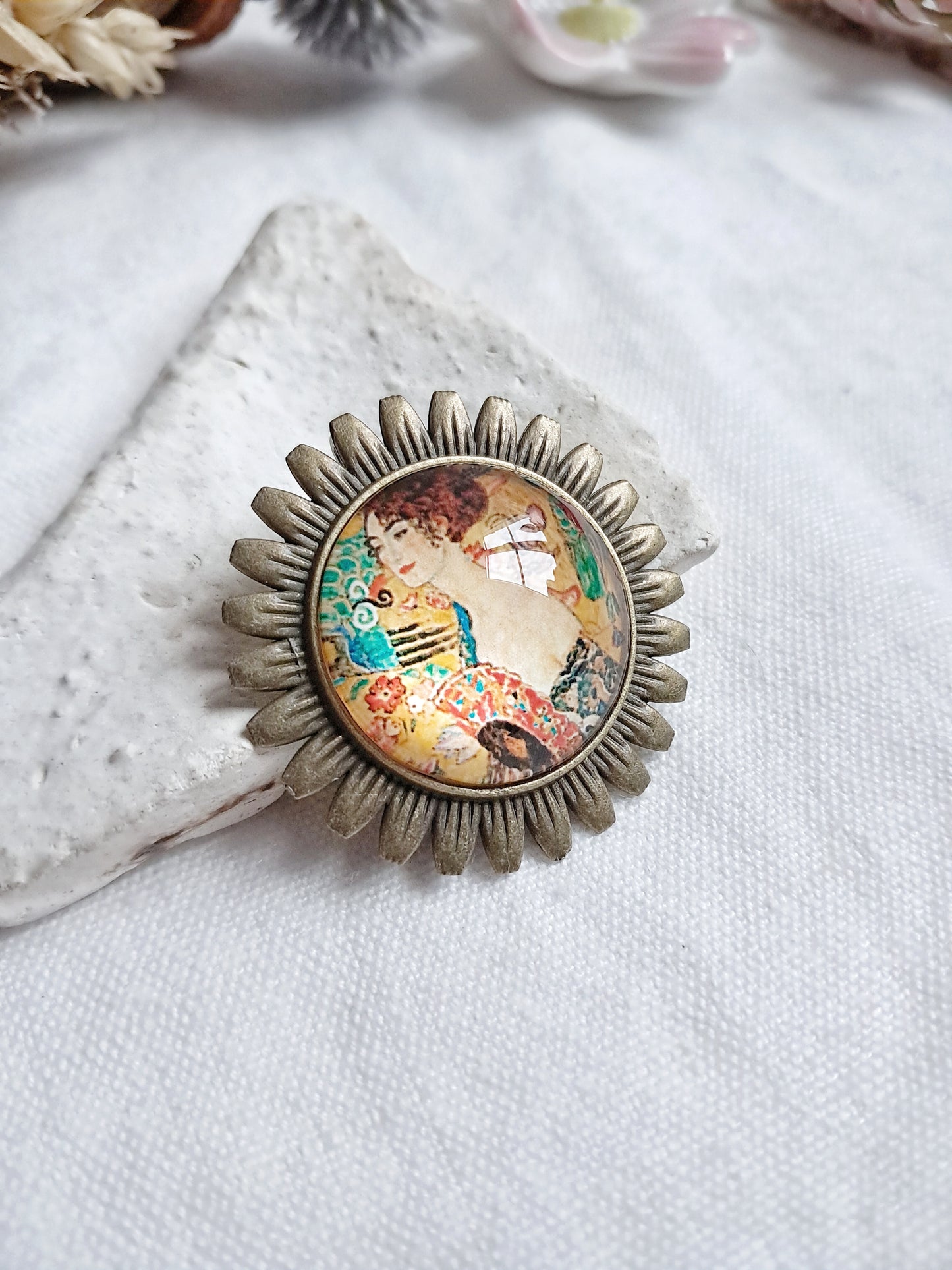 Broche pendentif "La femme à l'éventail" de Klimt