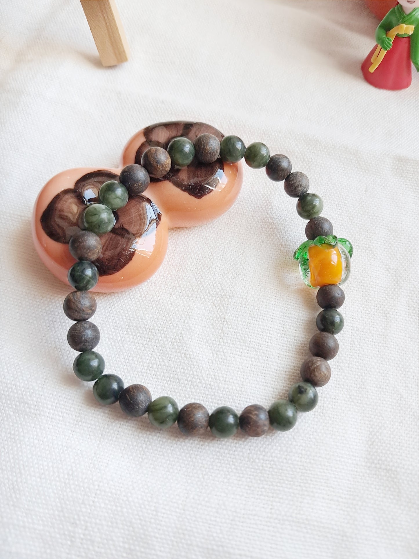 Bracelet fruit Kaki (감) en verre, bronzite et jade vert