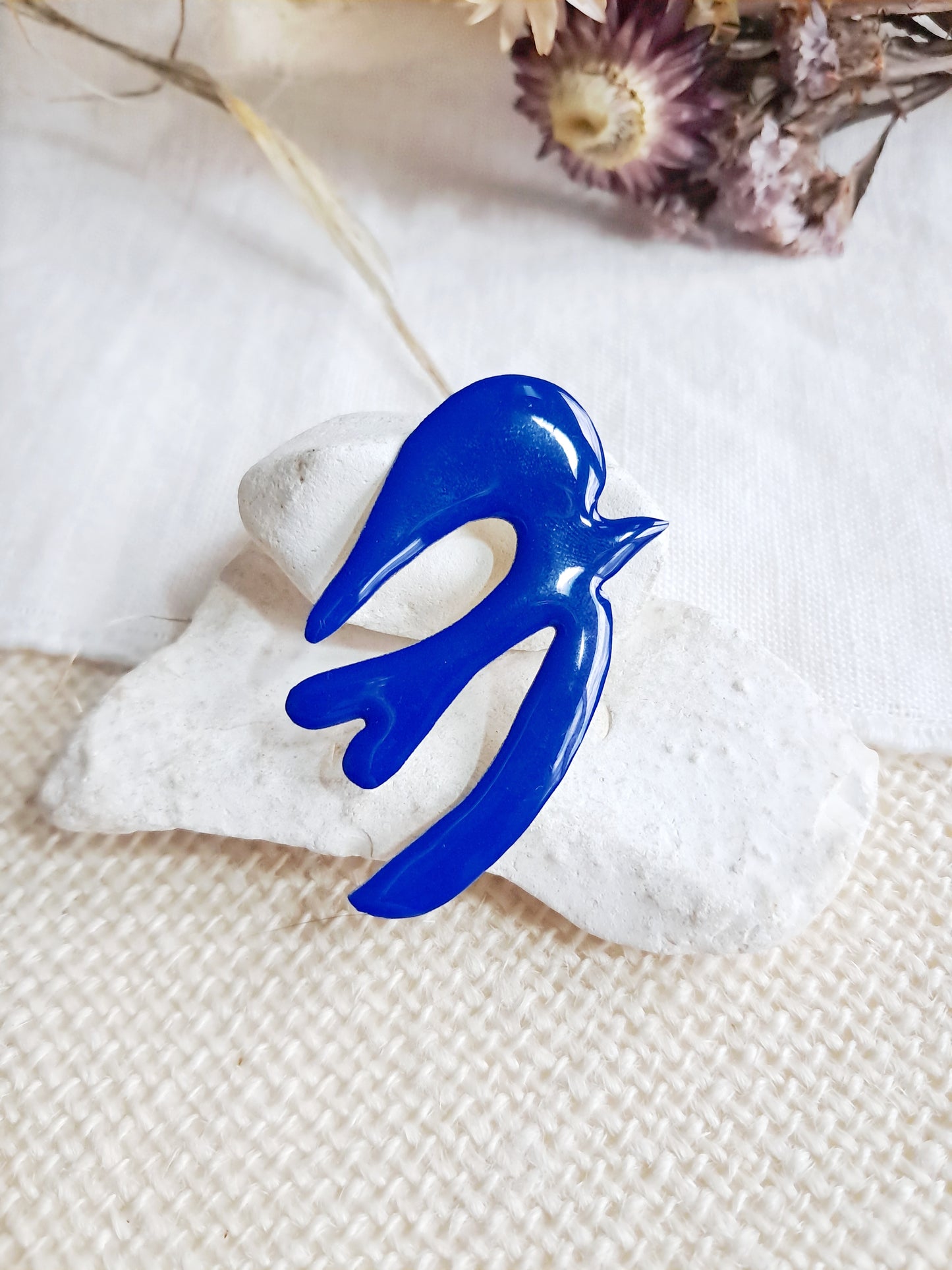 Pin's oiseau bleu de Matisse en laiton et émail