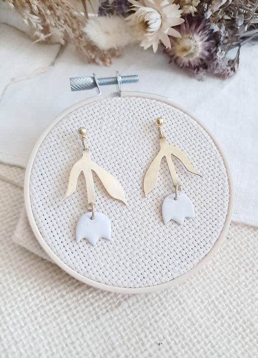Boucles d'oreilles tulipes blanches en laiton