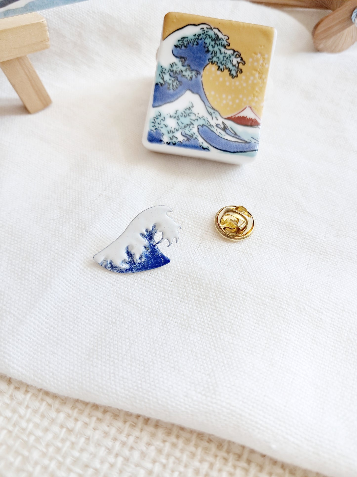 Pin's La grande vague de Kanagawa par Hokusai - exposition Nantes 2025