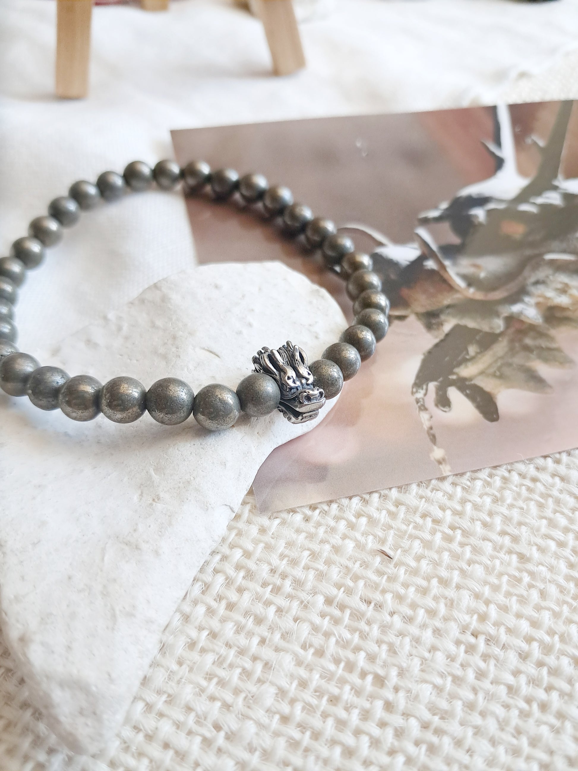Bracelet inspiré d'un dragon en pyrite