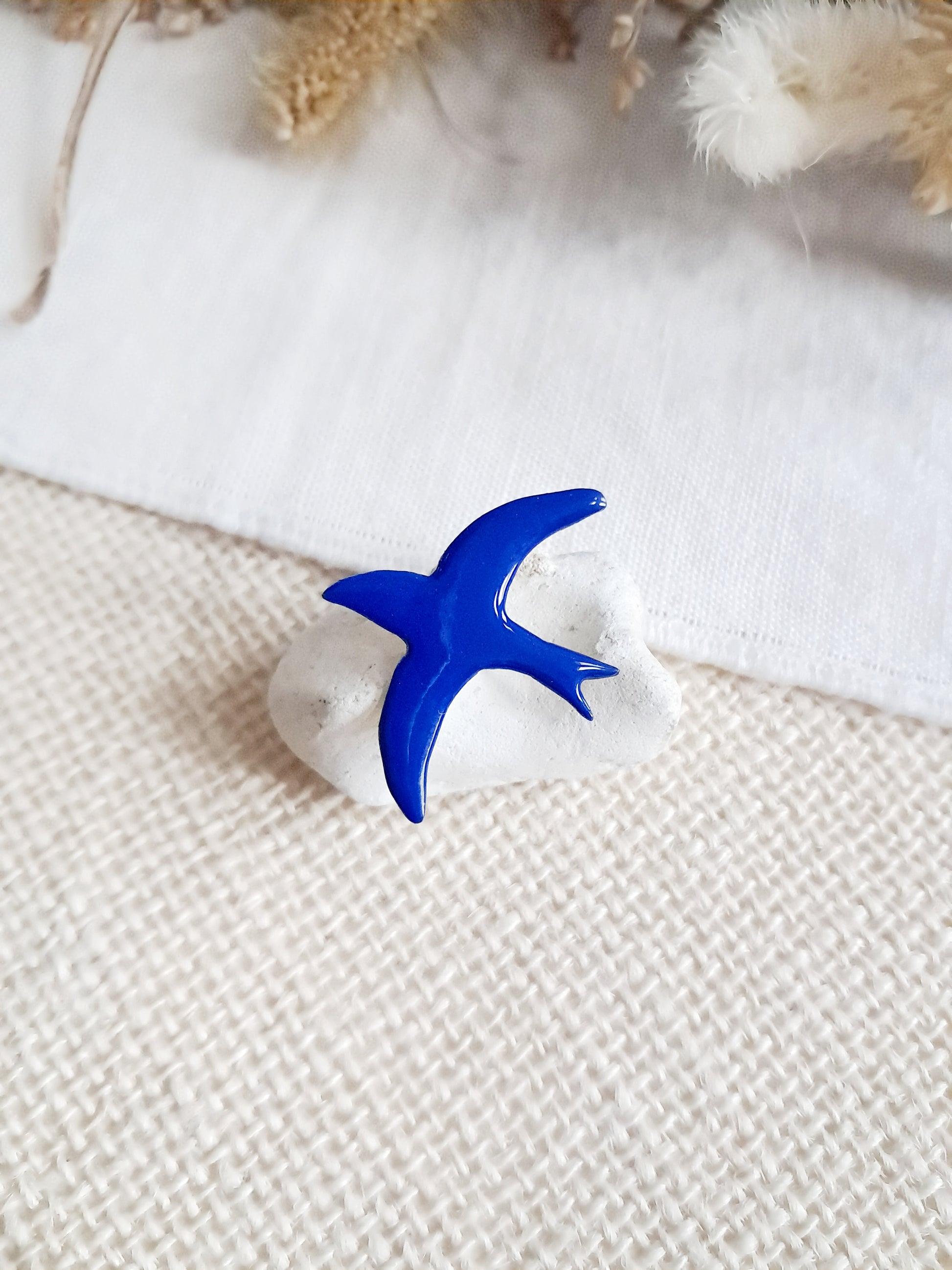 Pin's oiseau bleu de Matisse en laiton et émail