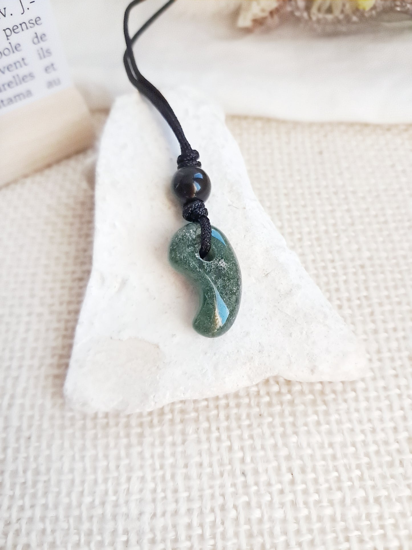 Collier Magatama Gogok en agate indienne