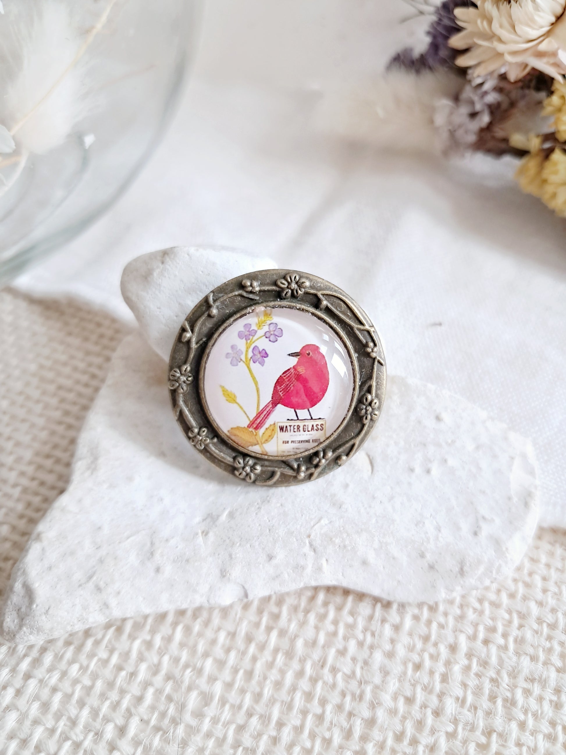 Broche cabochon oiseau rouge et fleur