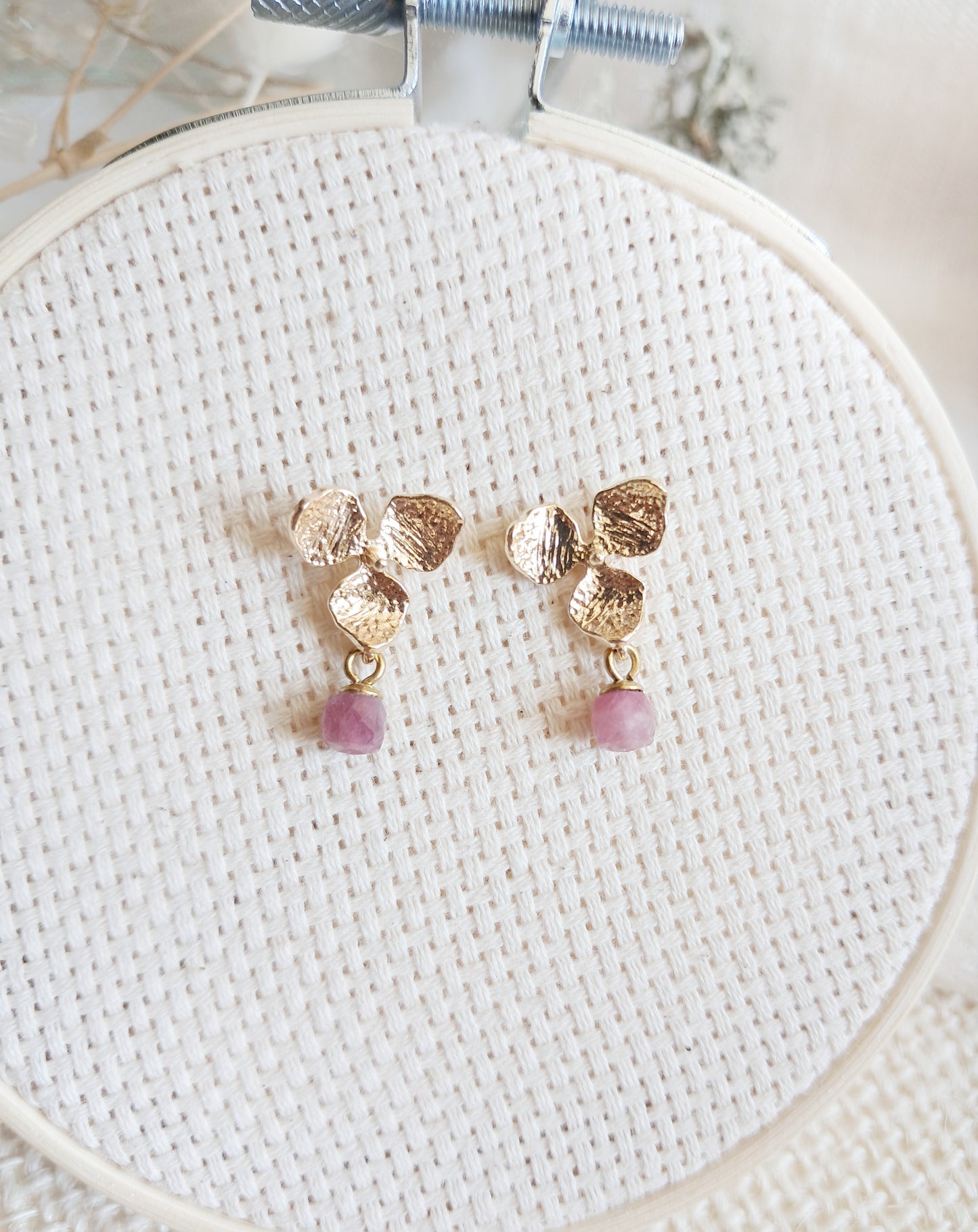 Boucles d'oreilles fleurs d'hortensia et tourmaline rose