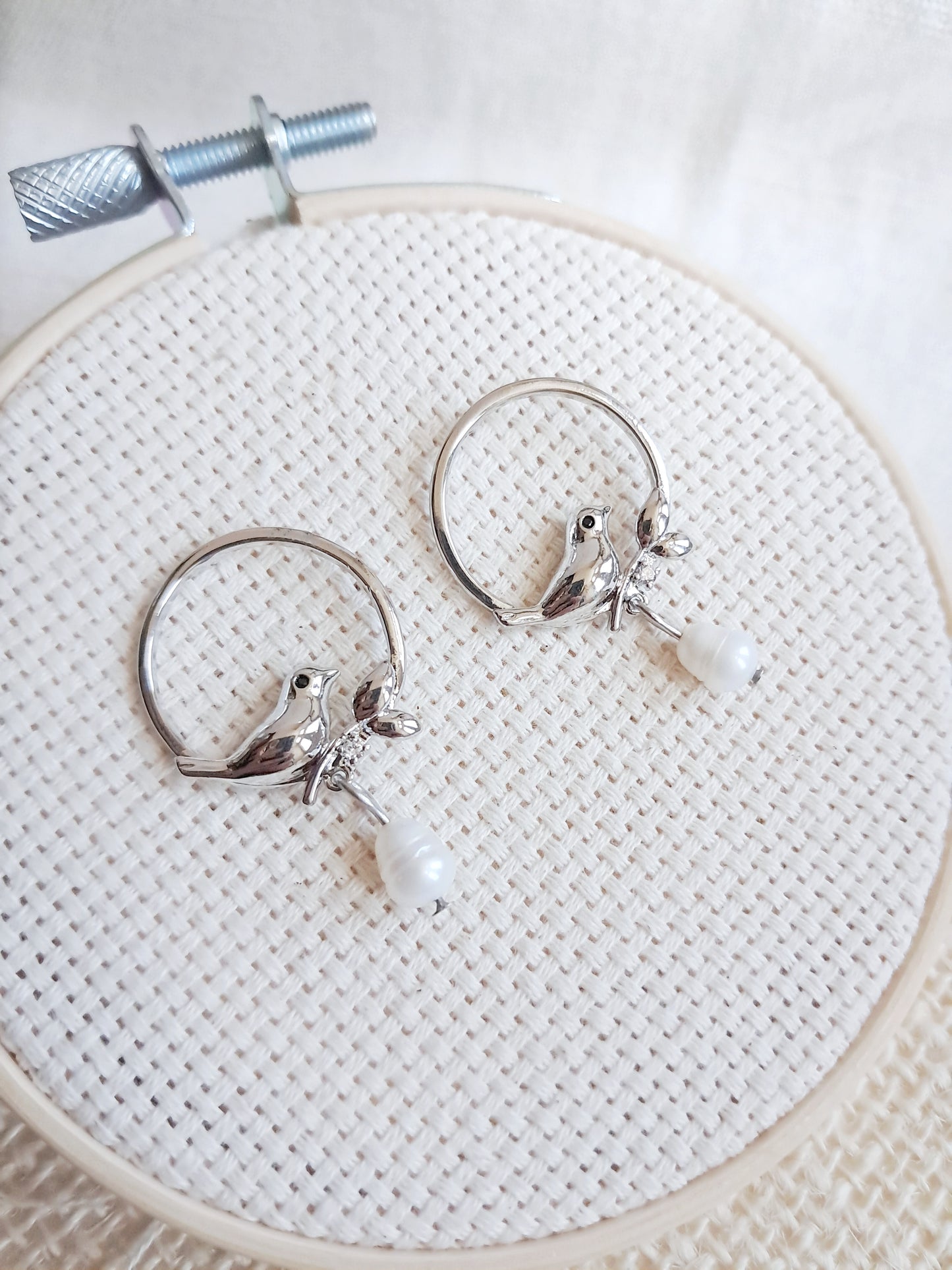 Boucles d'oreilles oiseaux et perles d'eau douce en laiton argenté