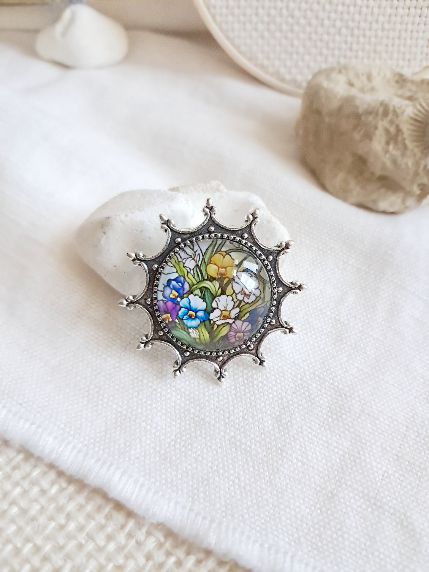 Broche fleurs style gothique médiéval