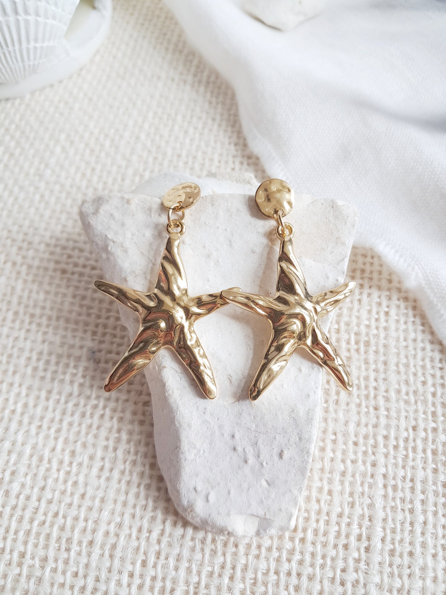 Boucles d'oreilles étoiles de mer texturées en acier inoxydable doré
