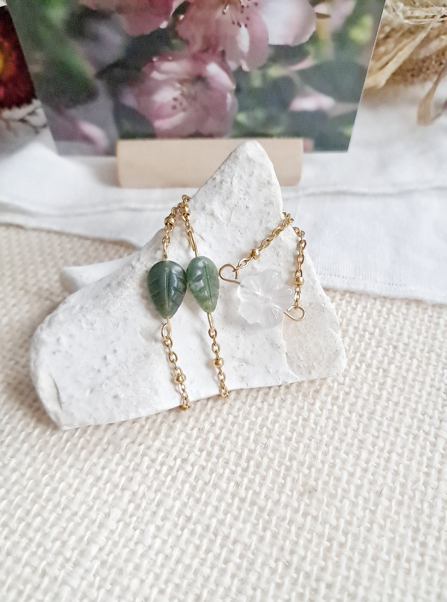 Collier fleur de cerisier (벚꽃) en quartz rose, jade vert et acier inoxydable