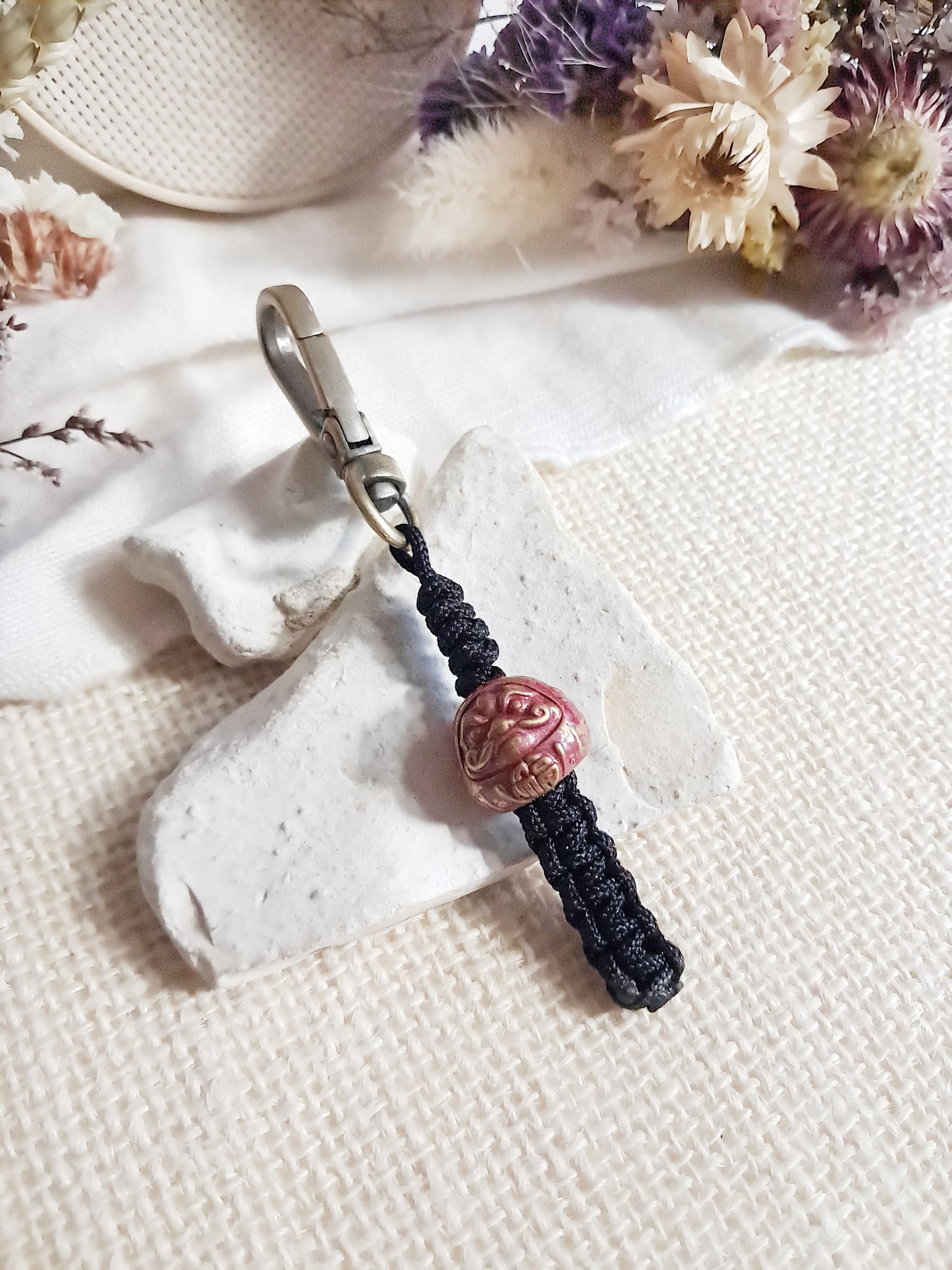 Porte-clés Daruma rouge japonais en laiton