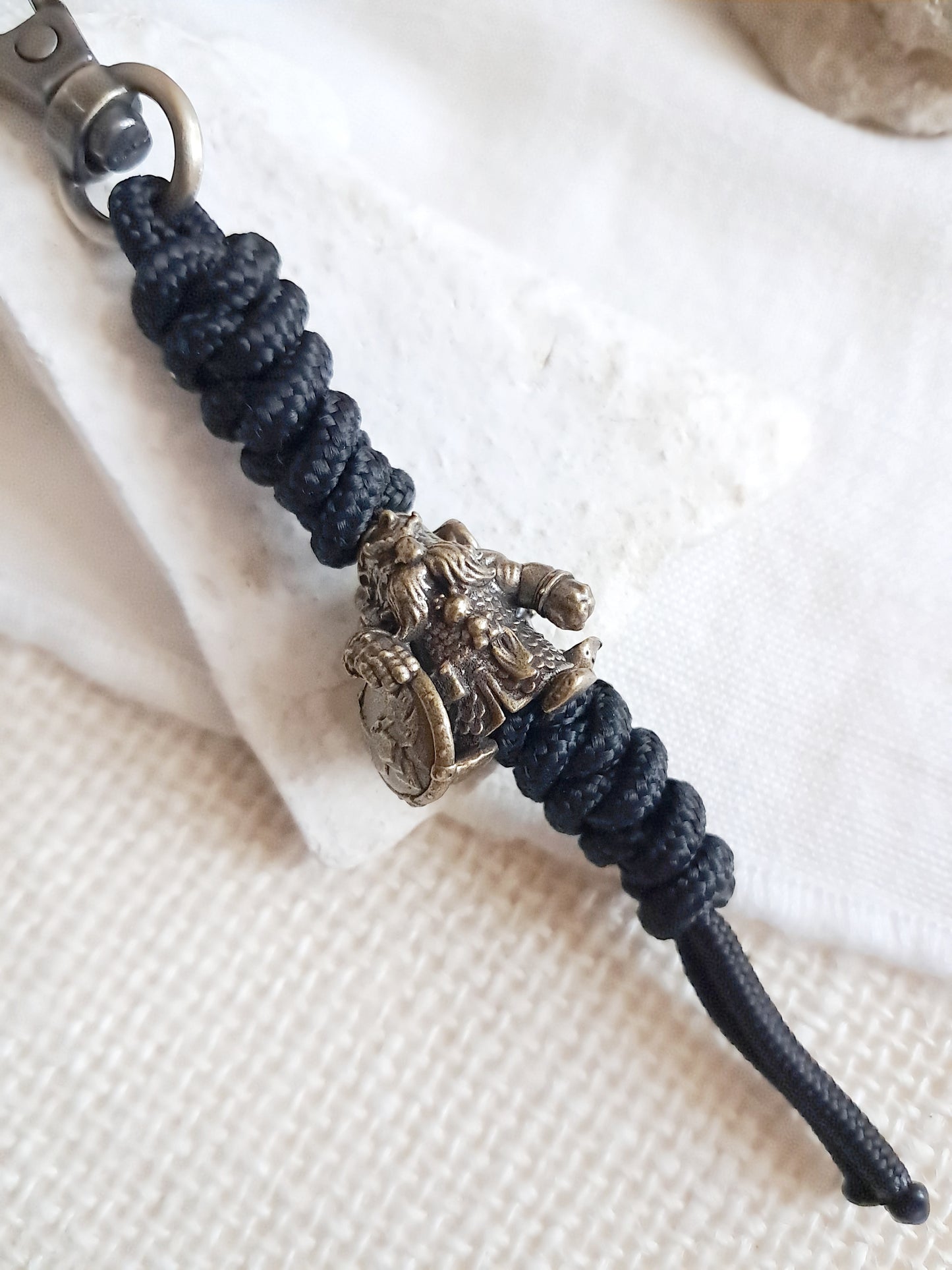 Porte-clés guerrier nain avec un bouclier en laiton