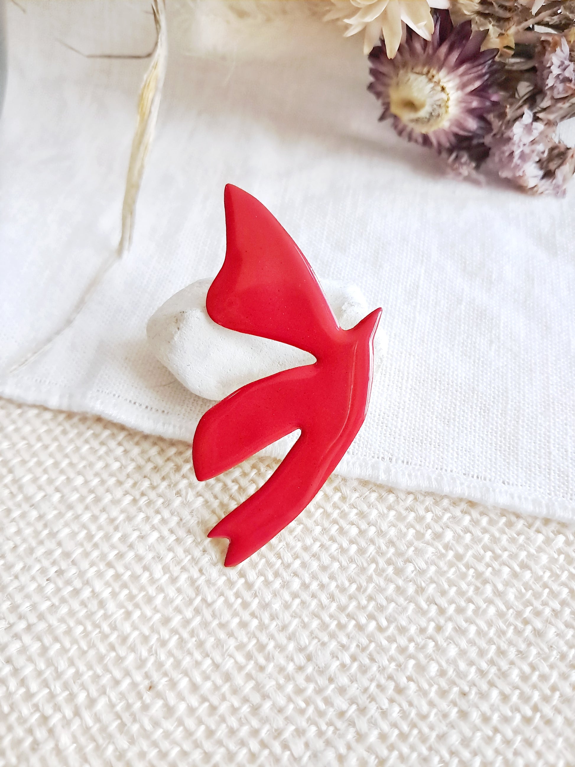 Broche oiseau rouge de Matisse en laiton