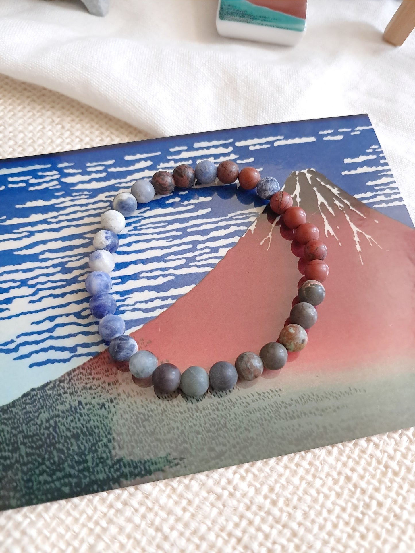 Bracelet de l'estampe "Le Fuji par temps clair" d'Hokusai - exposition Nantes 2025