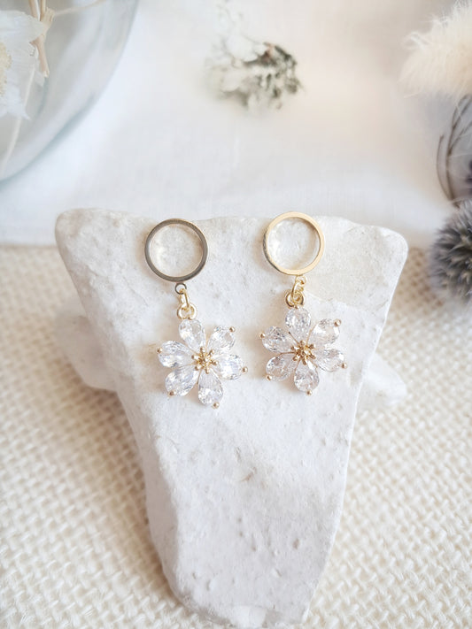 Boucles d'oreilles pendantes cercles et fleurs blanches