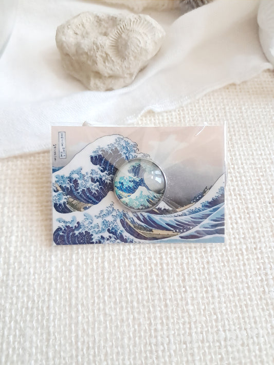 Pin's "La grande vague de Kanagawa" par Hokusai - exposition Nantes 2025