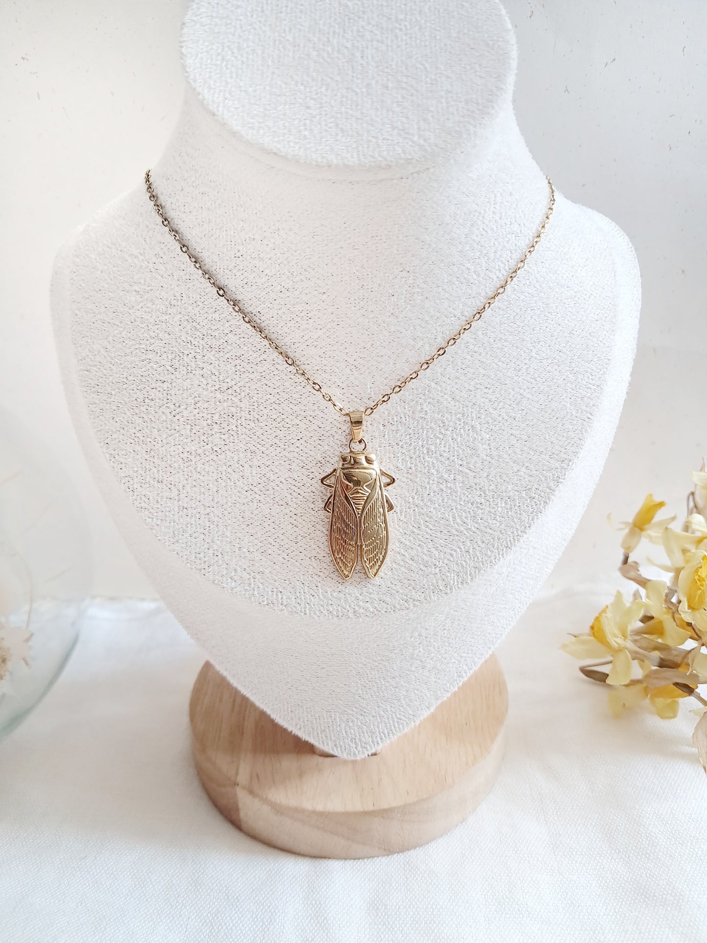 Collier pendentif cigale en acier inoxydable doré