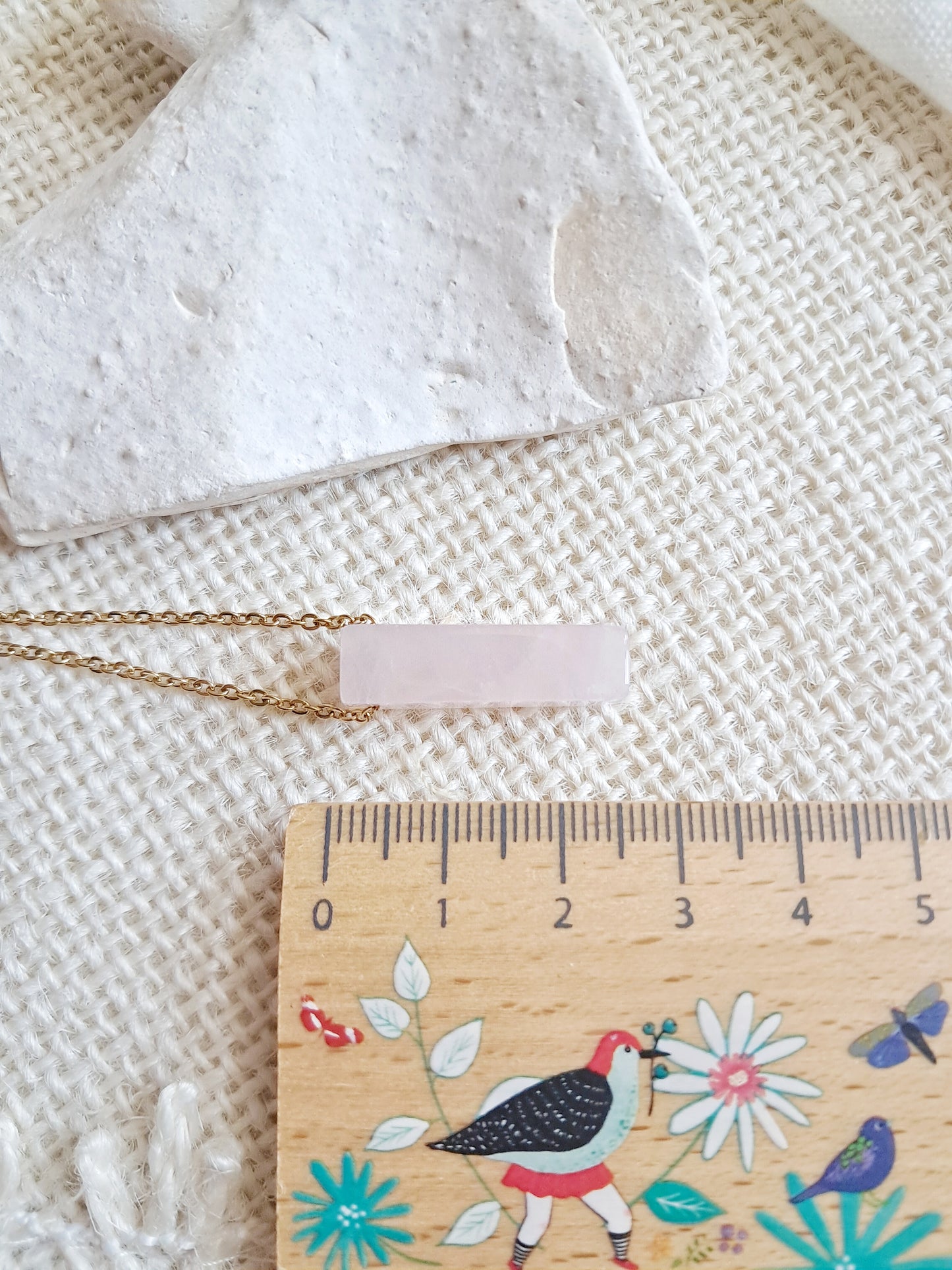 Collier rectangle en quartz rose et acier inoxydable doré