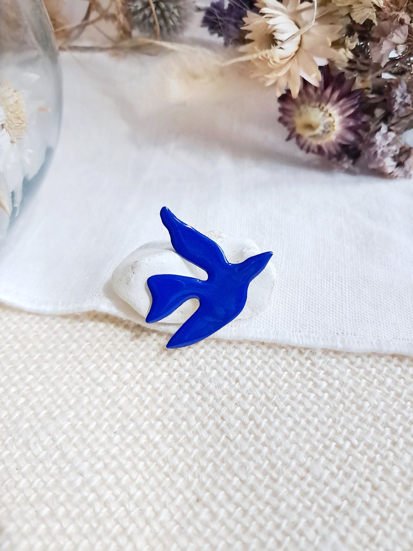 Pin's oiseau bleu de Matisse en laiton et émail