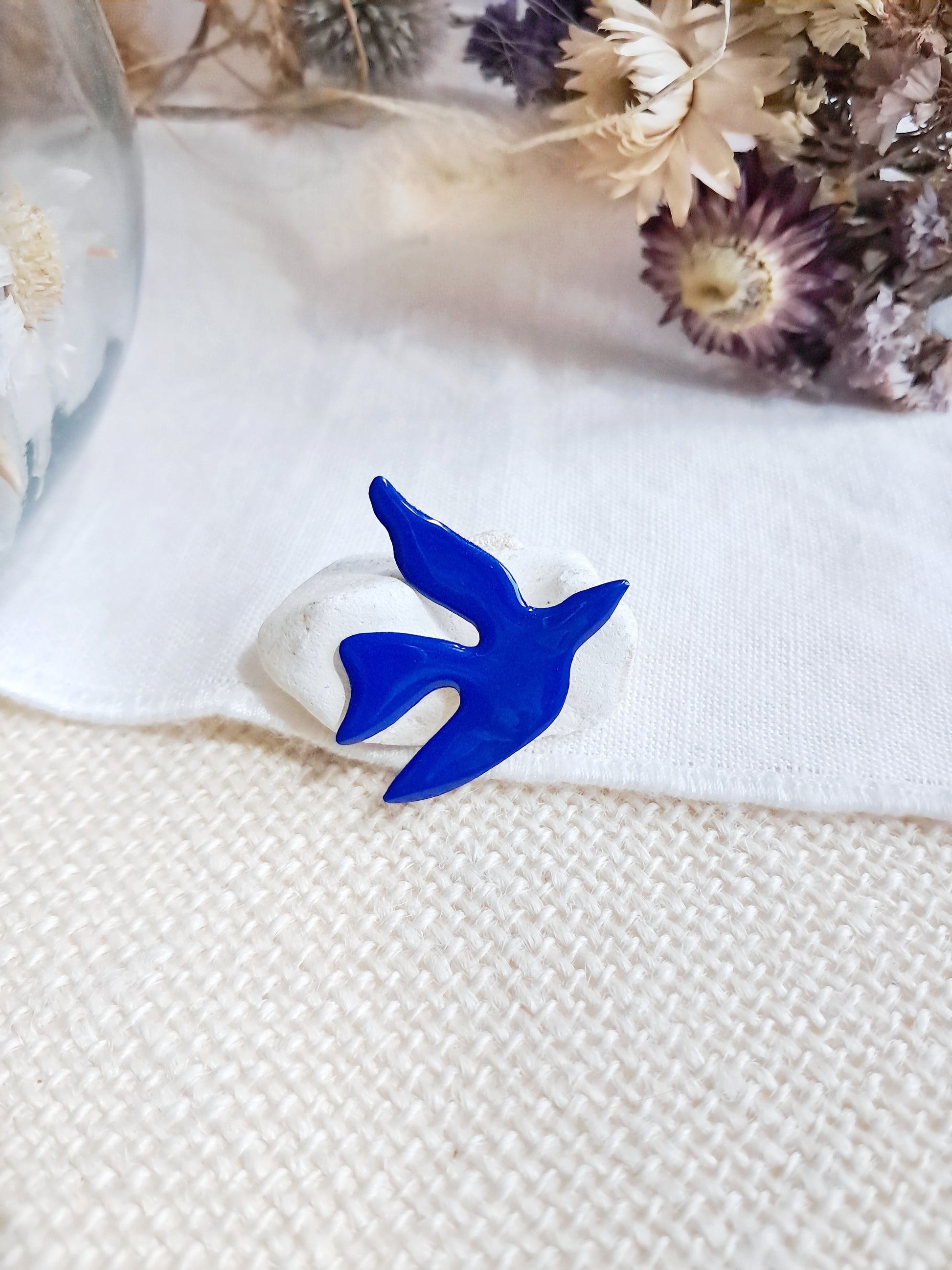 Pin's oiseau bleu de Matisse en laiton et émail