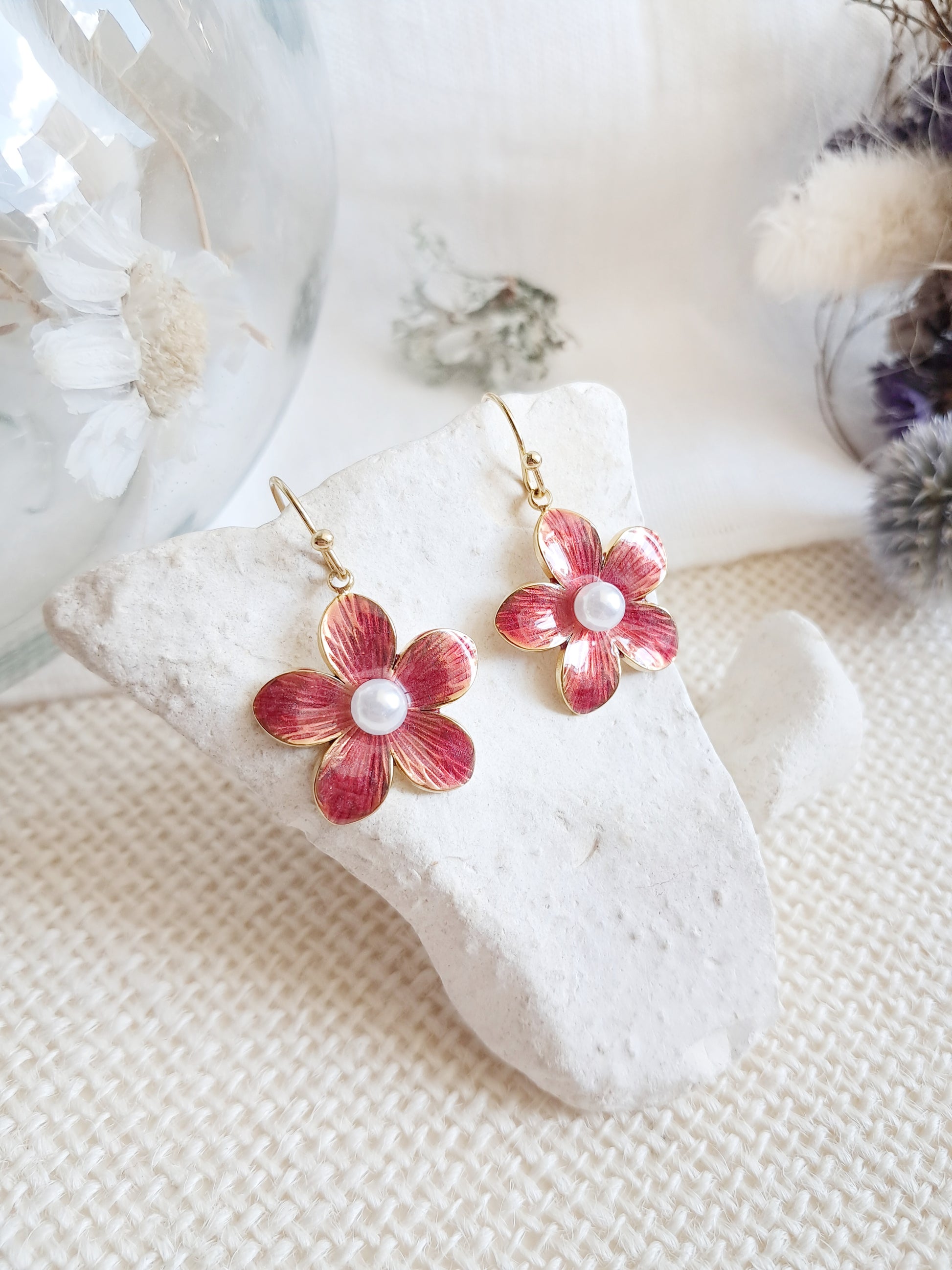 Boucles d'oreilles pendantes fleurs rouges 