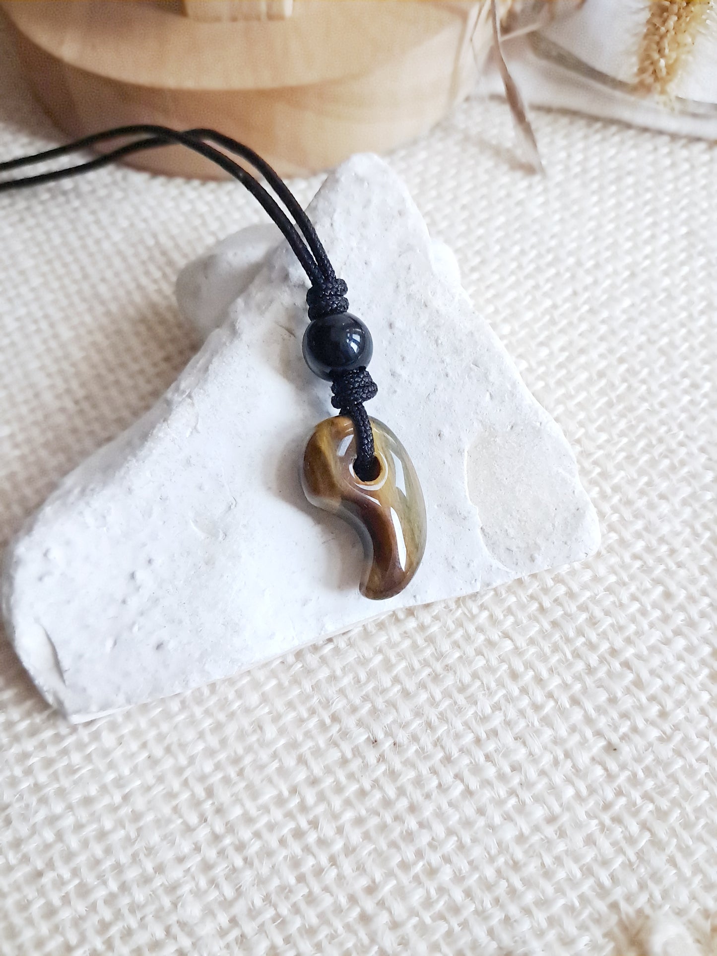 Collier Magatama Gogok en œil de tigre sur cordon