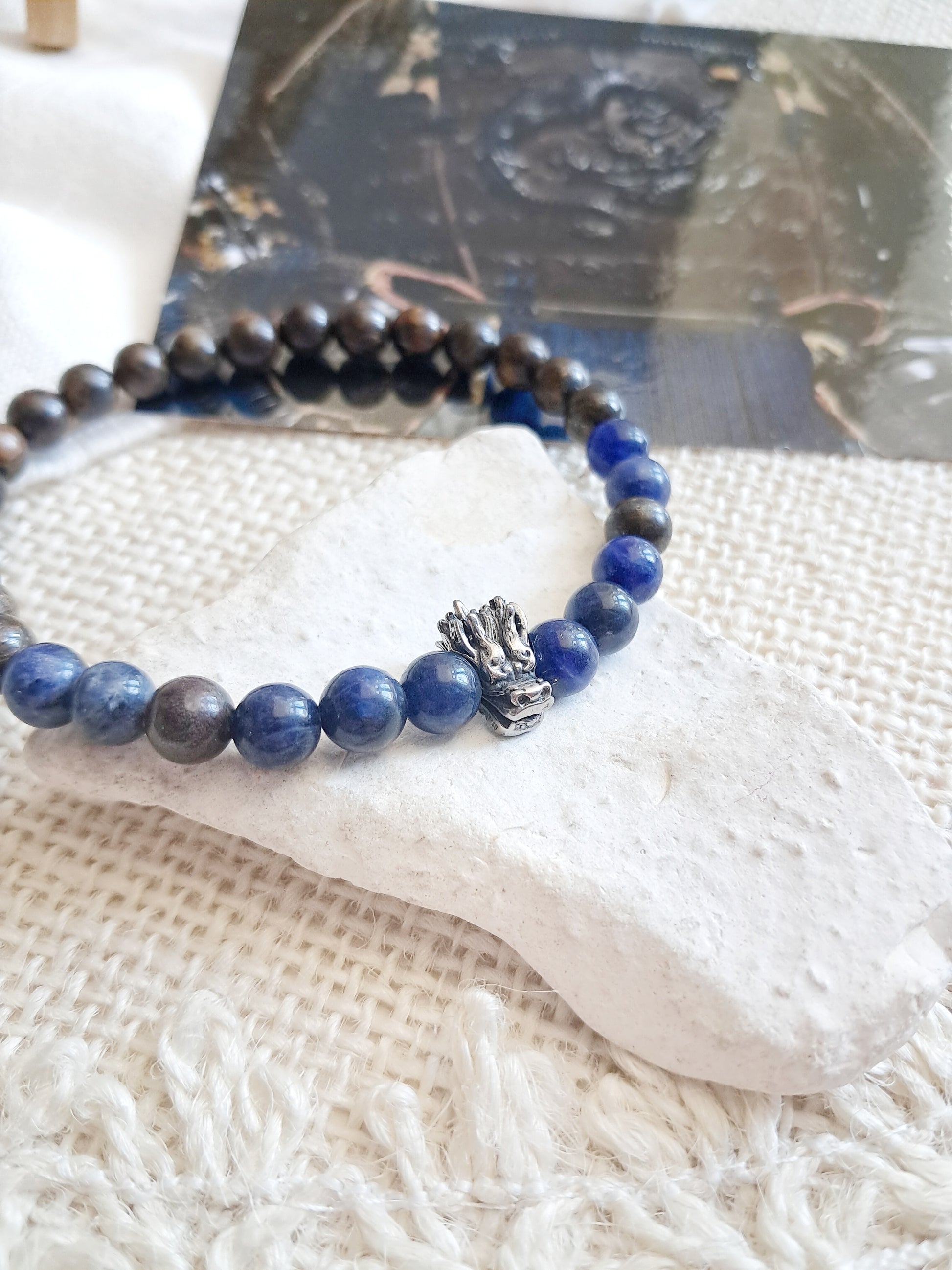 Bracelet inspiré d'une cuirasse dragon en bronzite et sodalite 