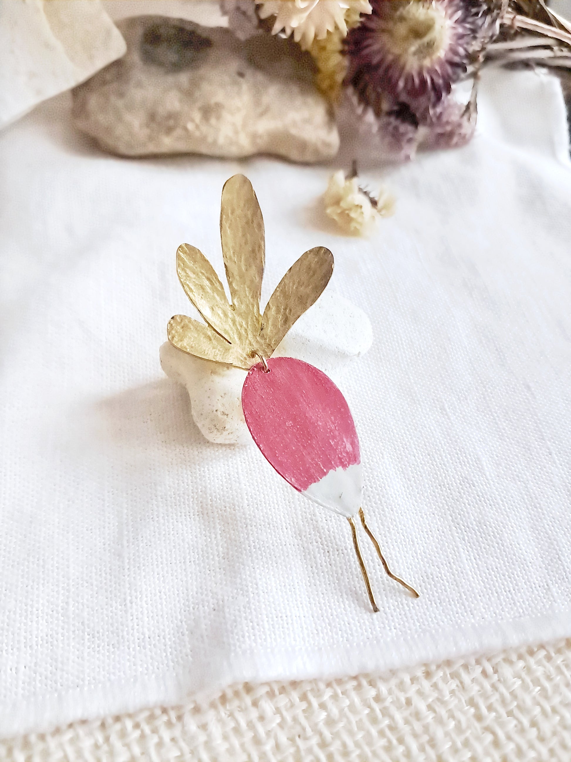 Pin's radis colorisé à l'aquarelle