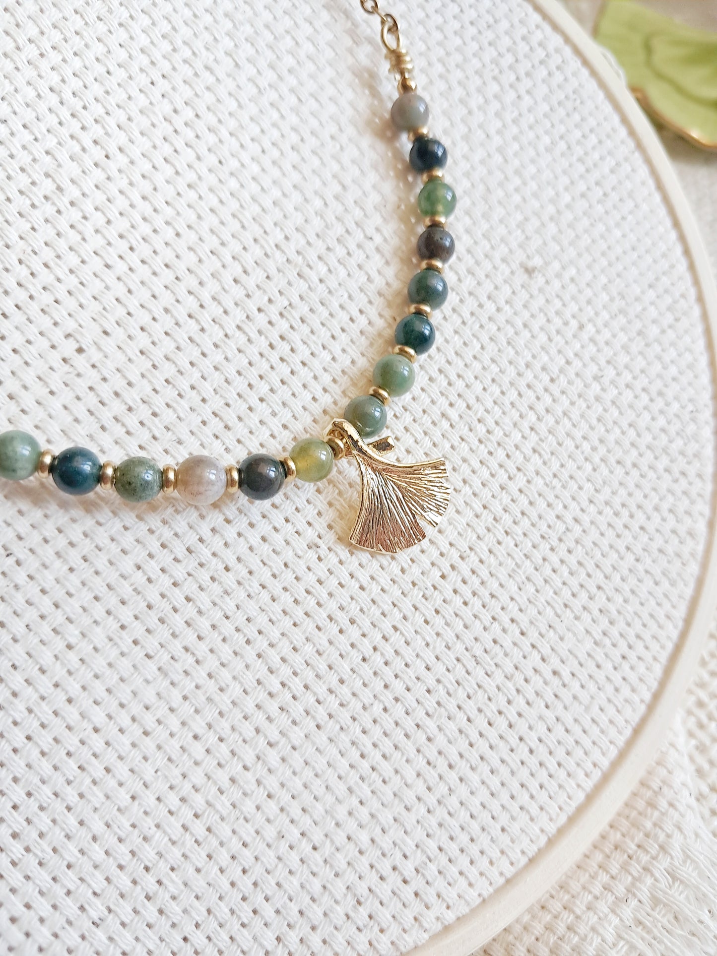 Collier feuille de ginkgo et agate indienne