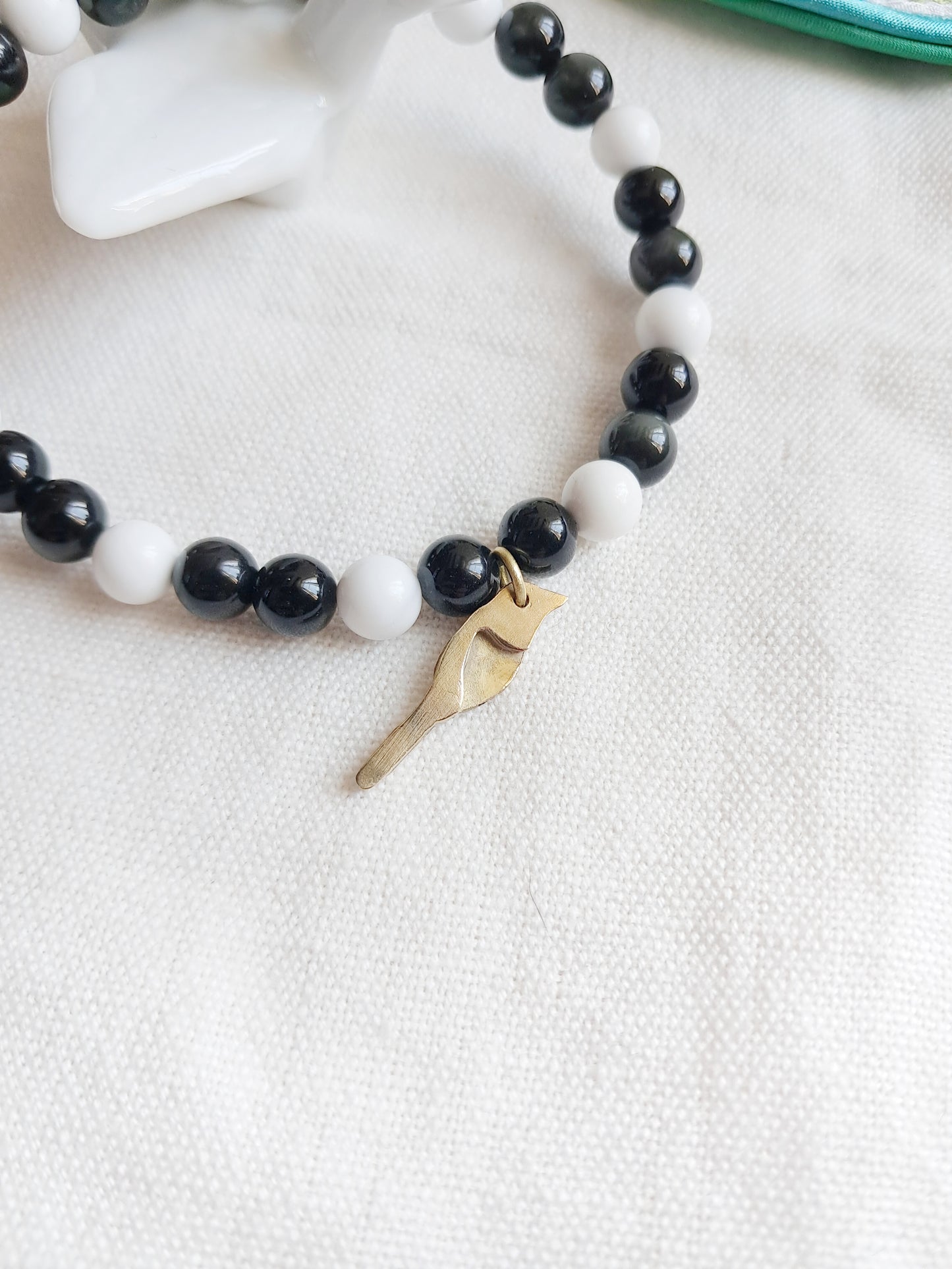 Bracelet pie kkachi (까치) avec sa breloque en laiton faite main