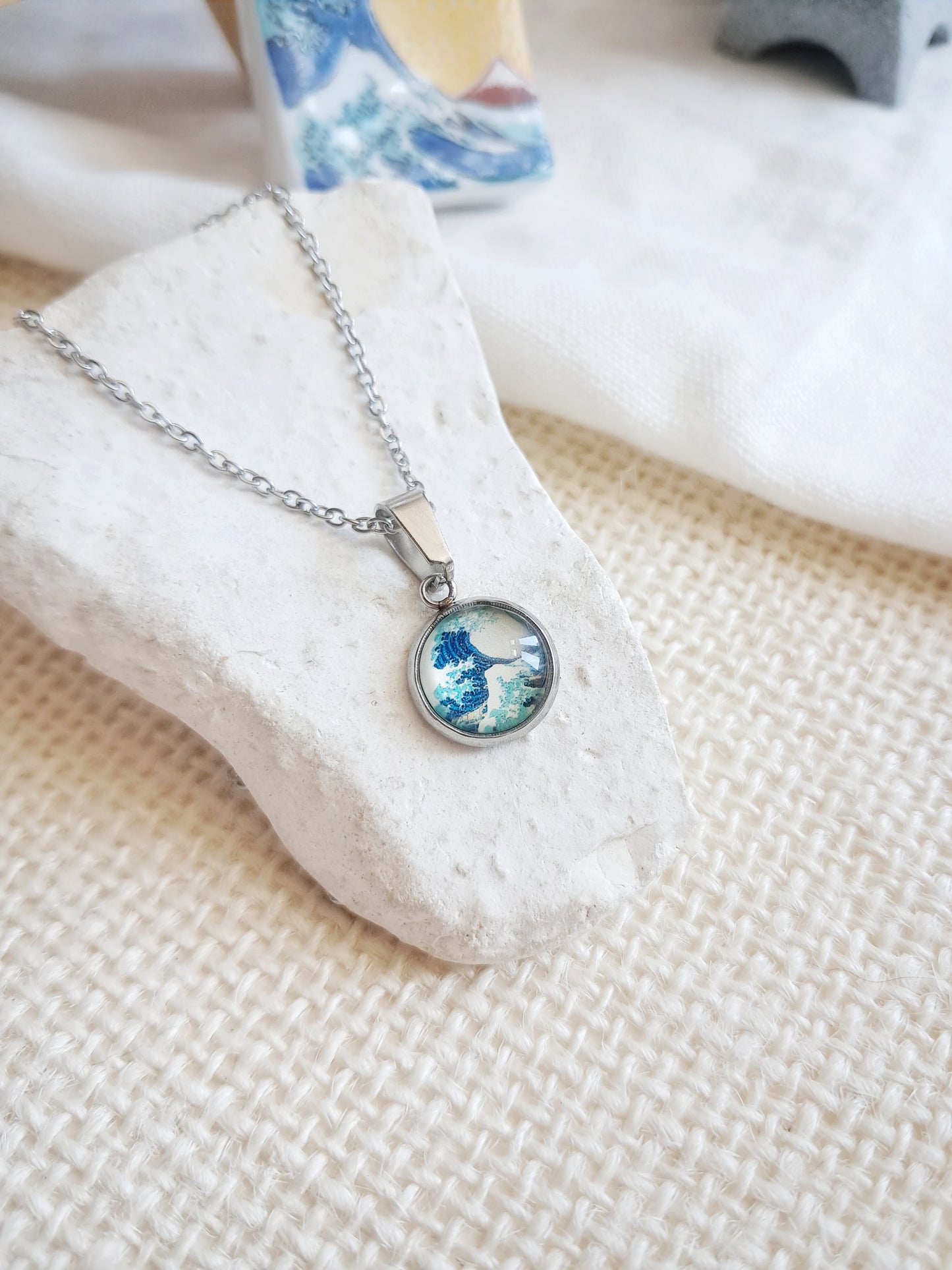 Collier "La grande vague de Kanagawa" par Hokusai - exposition Nantes 2025