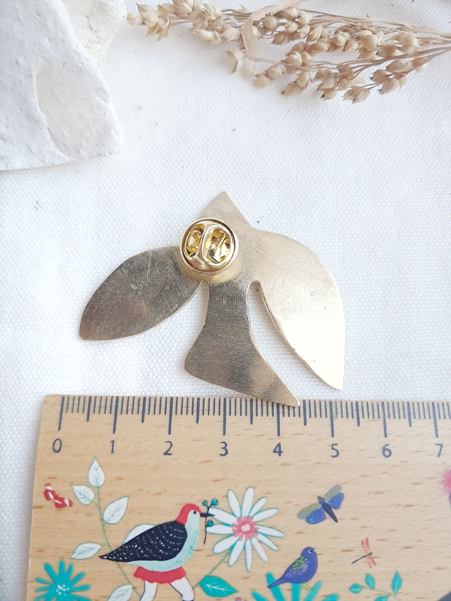 Pin's oiseau texturé en laiton