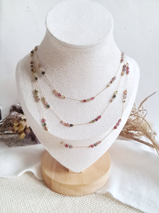 Collier sautoir triple rangs en tourmaline et en acier inoxydable doré