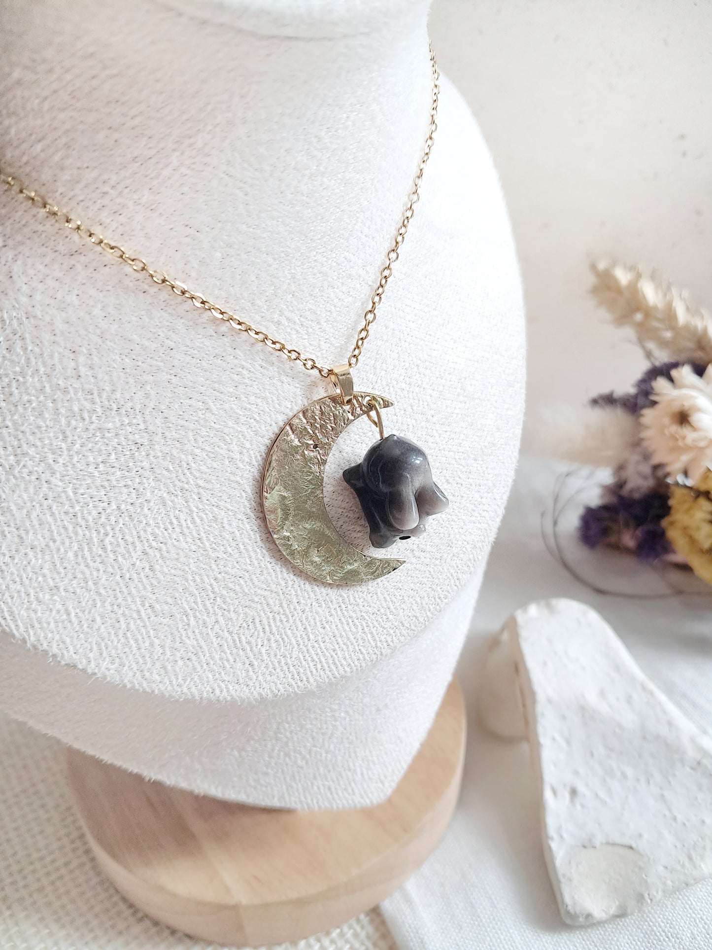 Collier lapin dans la lune en obsidienne argentée