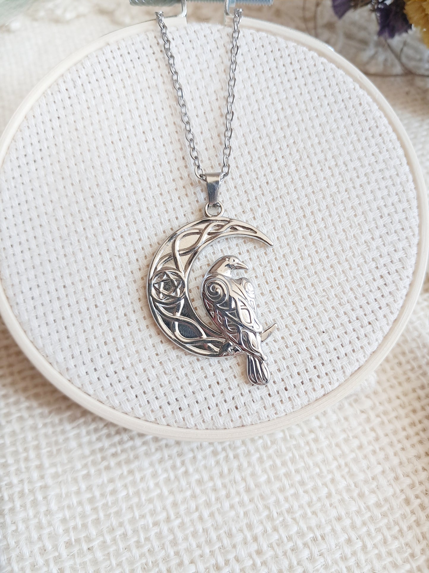 Collier pendentif corbeau et lune celtique en acier inoxydable