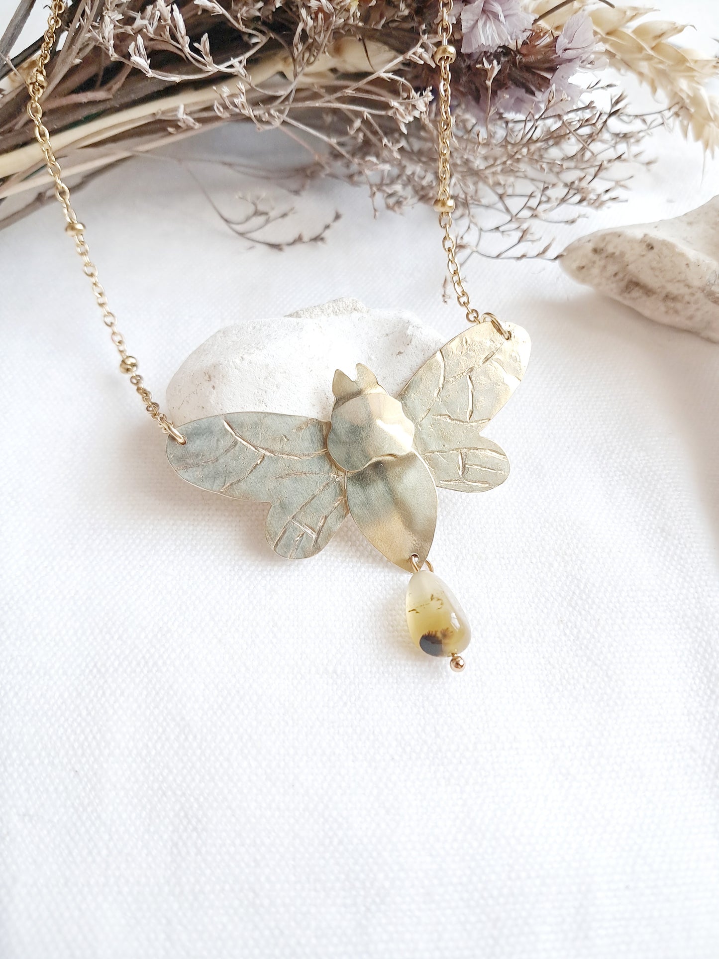 Collier abeille en laiton et agate