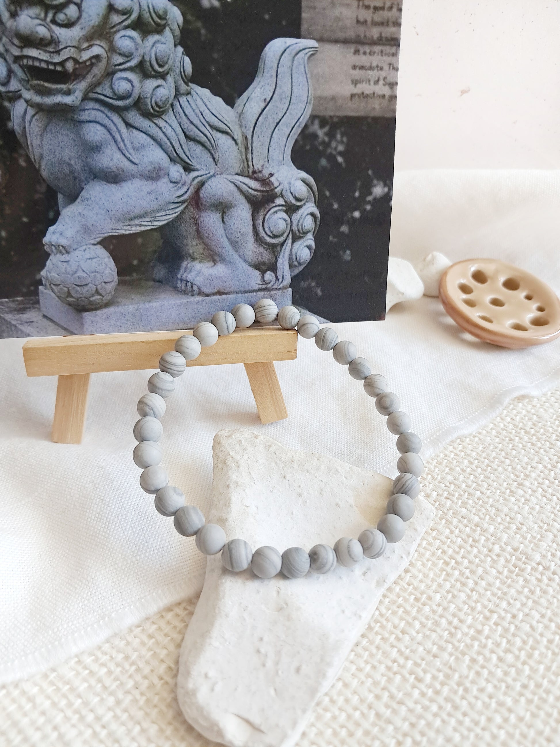 Bracelet inspiré des Komainu en grain de bois