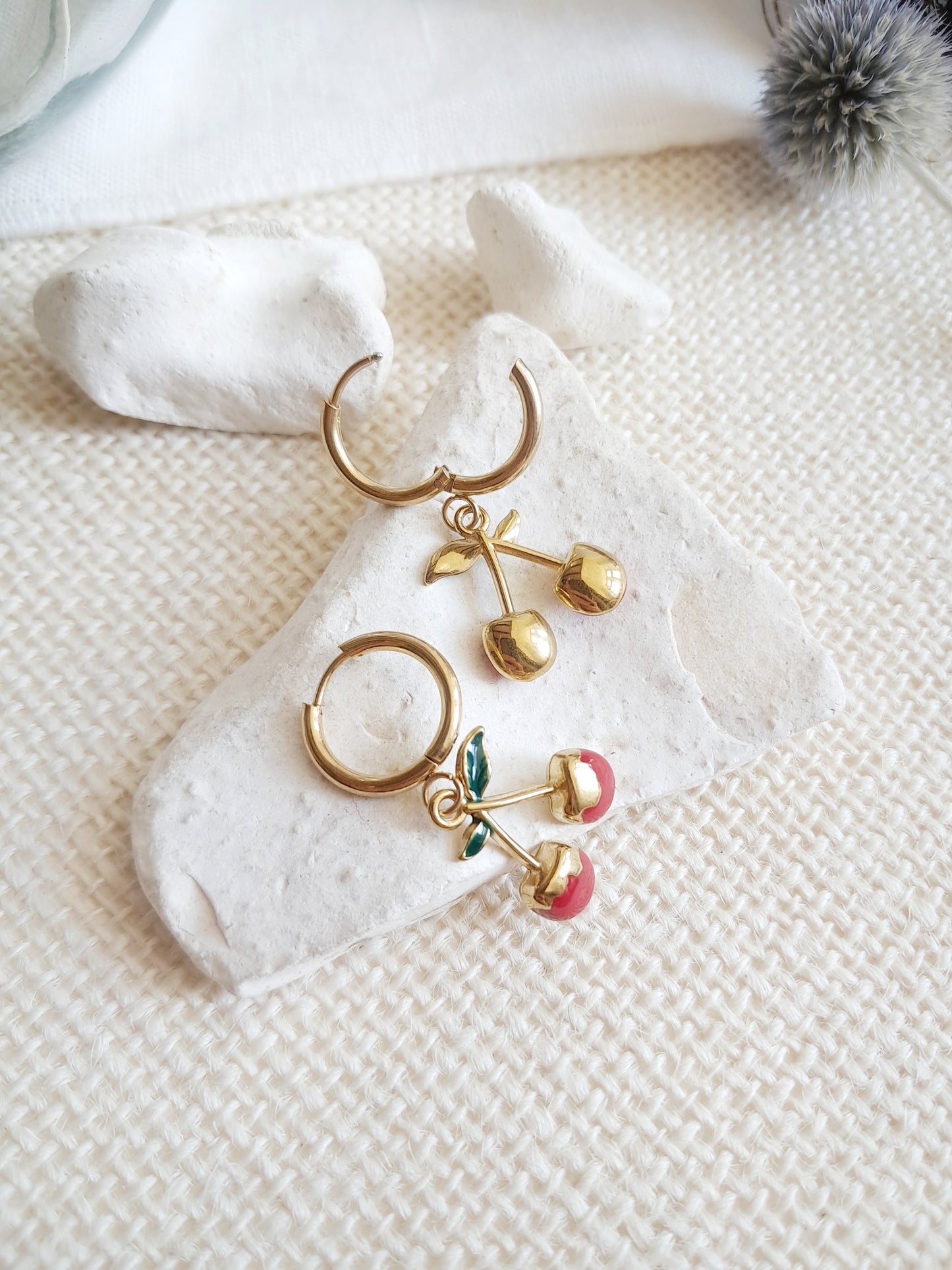 Boucles d'oreilles créoles cerises rouges et dorées en acier inoxydable doré