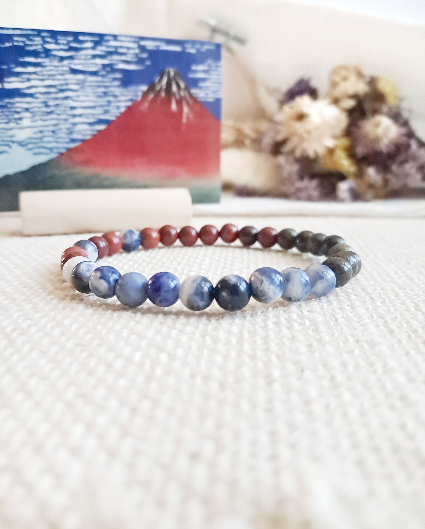 Bracelet de l'estampe "Le Fuji par temps clair" d'Hokusai (perles brillantes) - exposition Nantes 2025