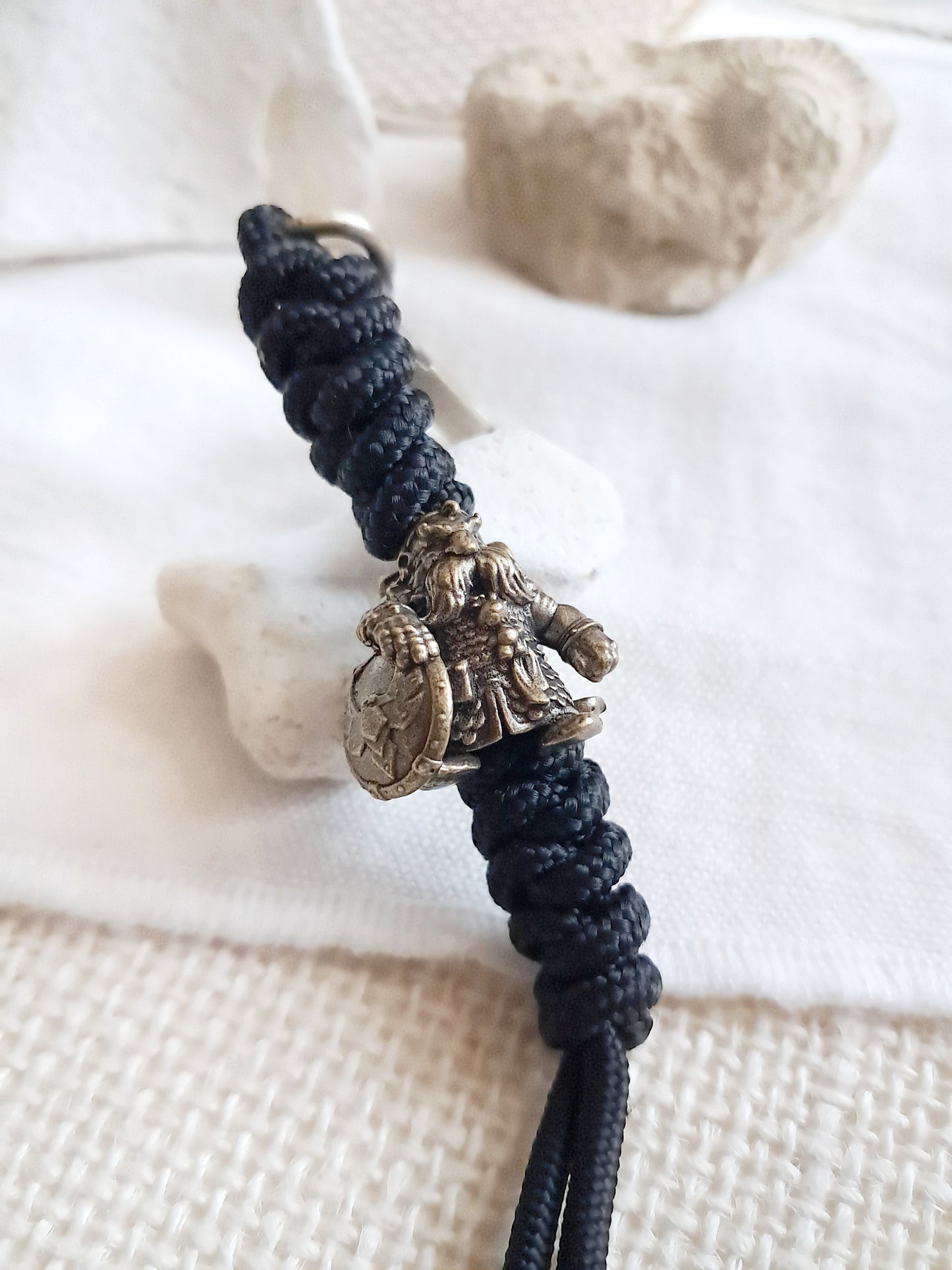 Porte-clés guerrier nain avec un bouclier en laiton