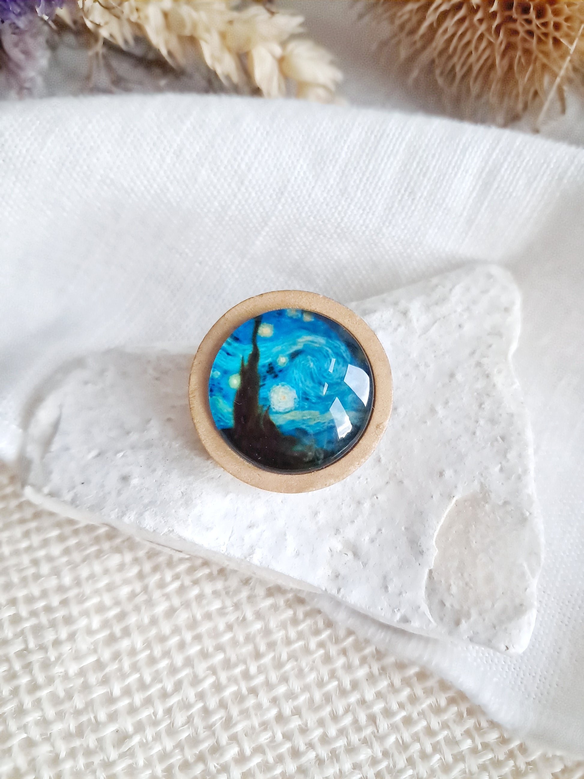 Broche en bois "La nuit étoilée" de Van Gogh