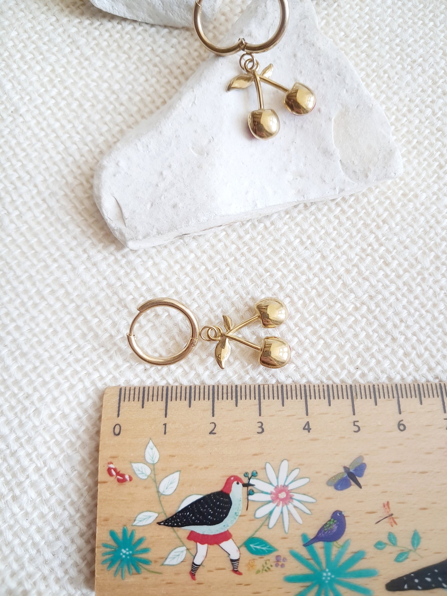 Boucles d'oreilles créoles cerises rouges et dorées en acier inoxydable doré