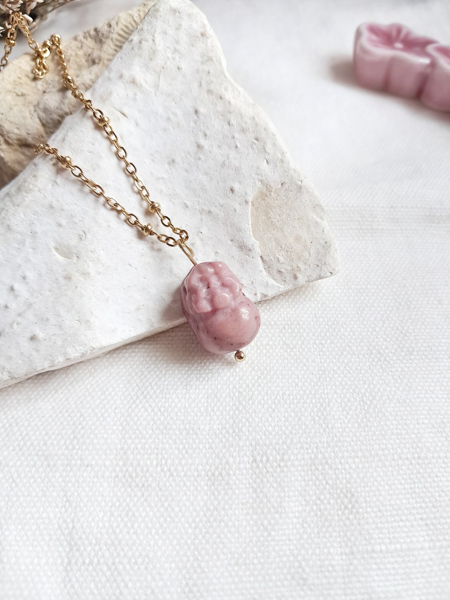Collier pixiu en rhodonite et acier inoxydable doré