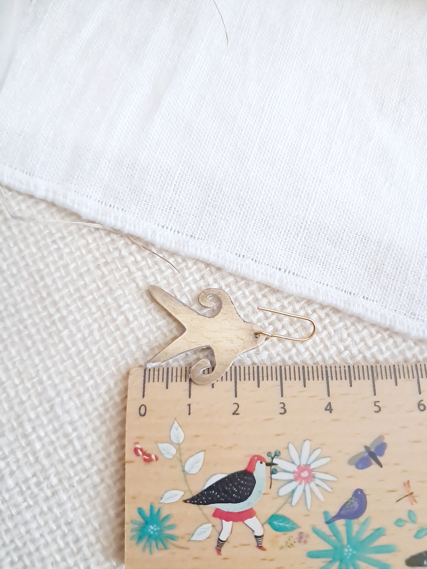 Boucles d'oreilles figures anthropomorphes en laiton