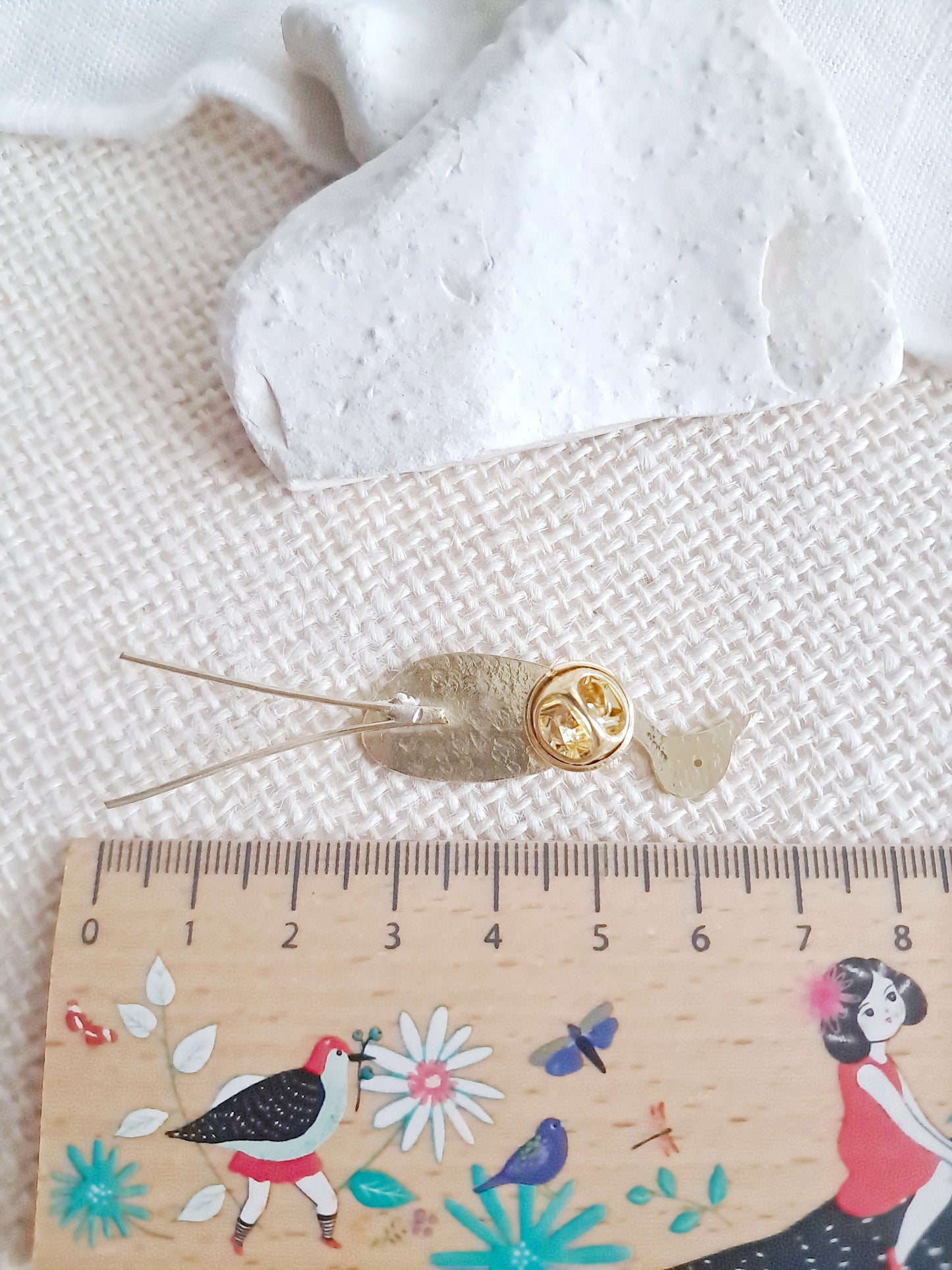 Pin's grue texturée en laiton