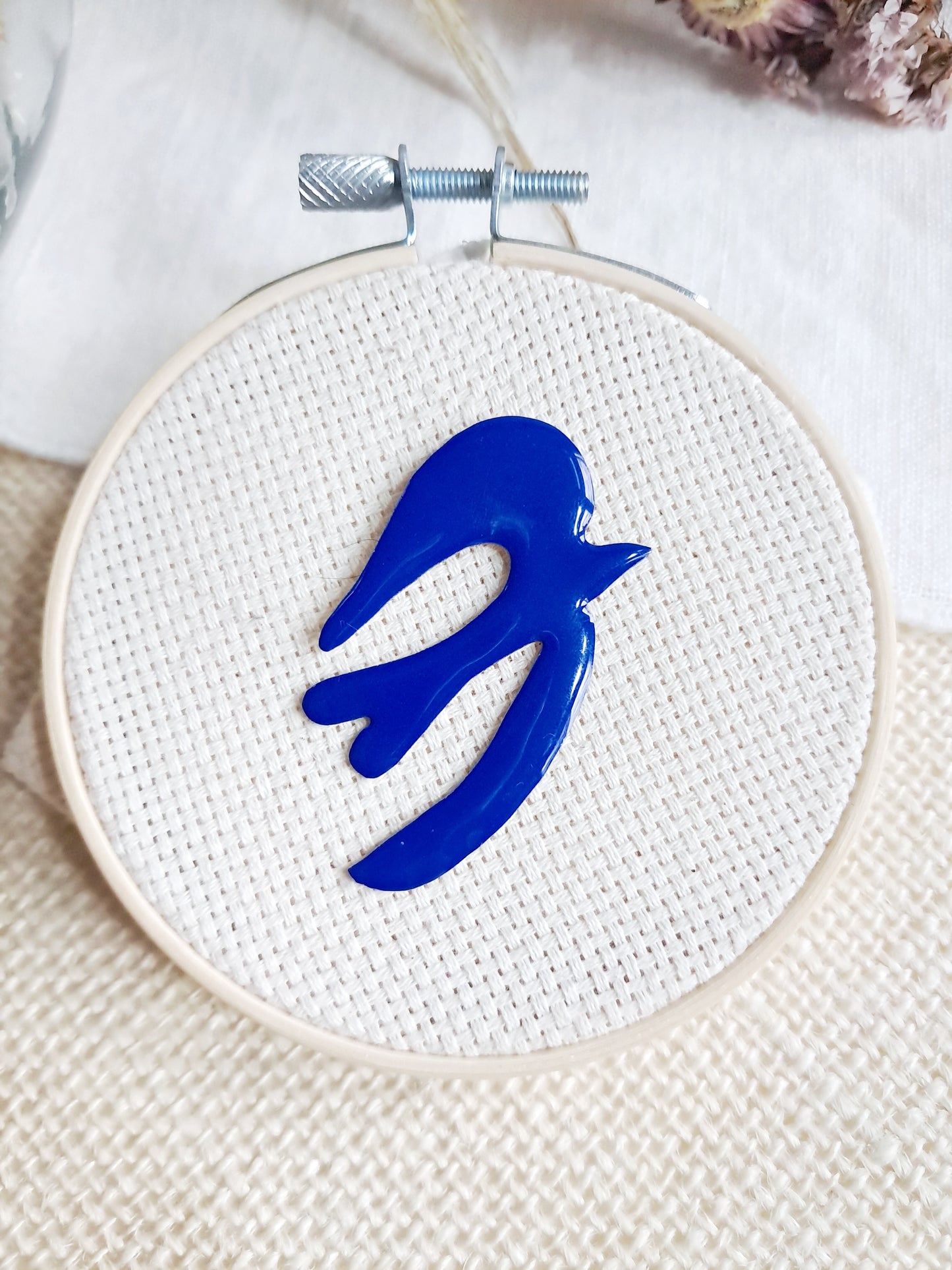 Pin's oiseau bleu de Matisse en laiton et émail
