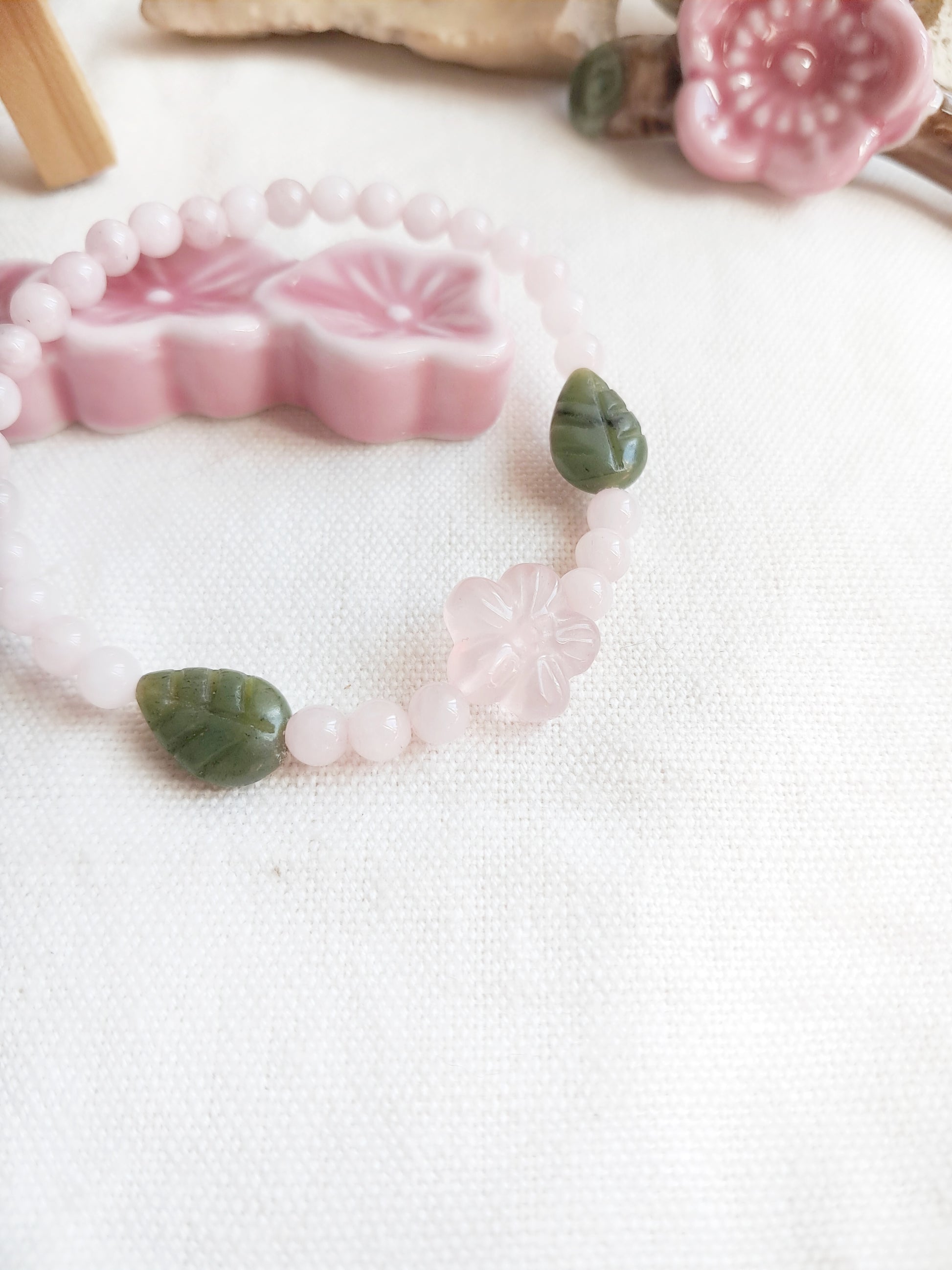 Bracelet fleurs de cerisier (벚꽃) en jade et quartz rose