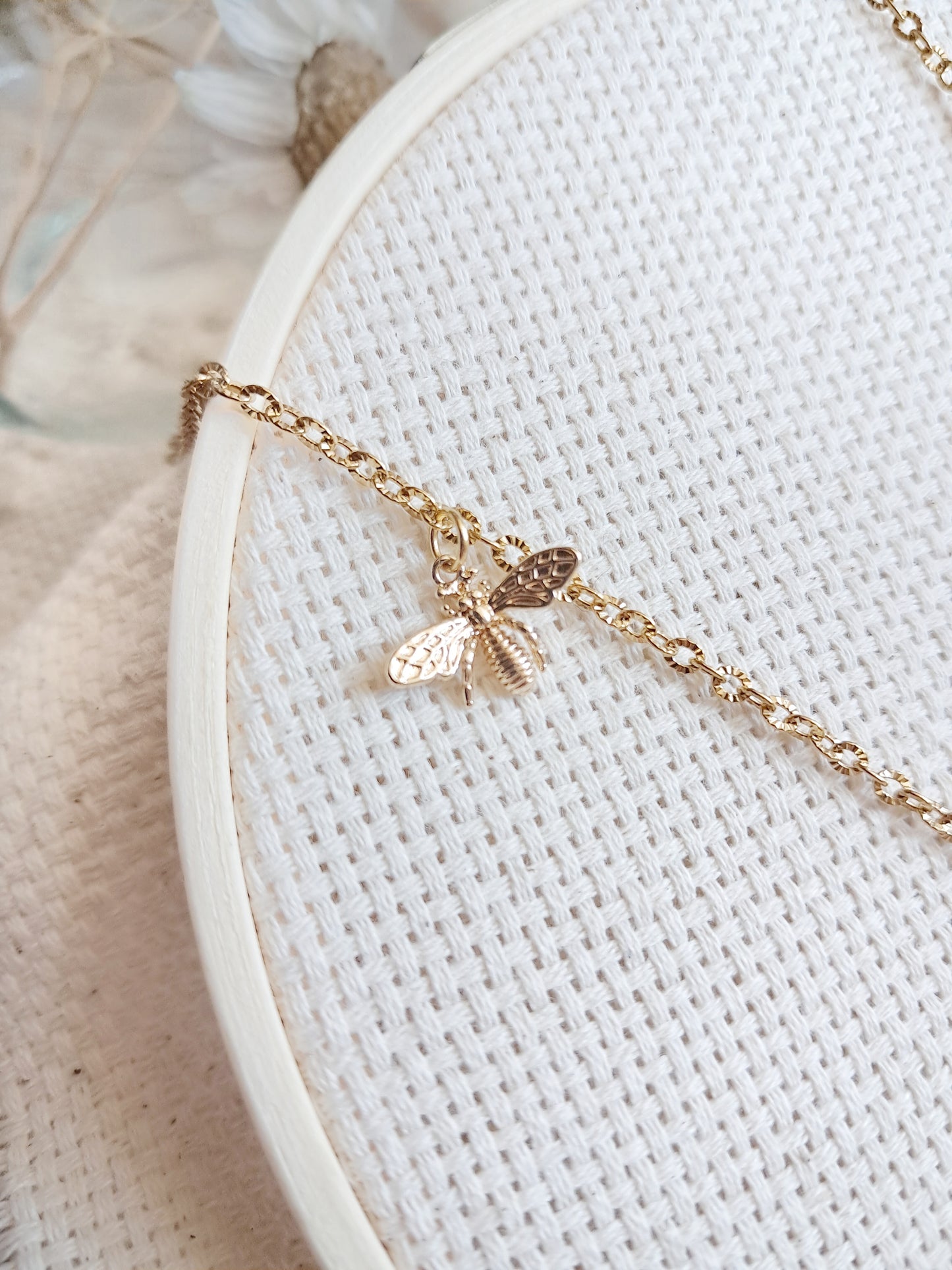 Collier fleur rouge et abeilles en acier inoxydable