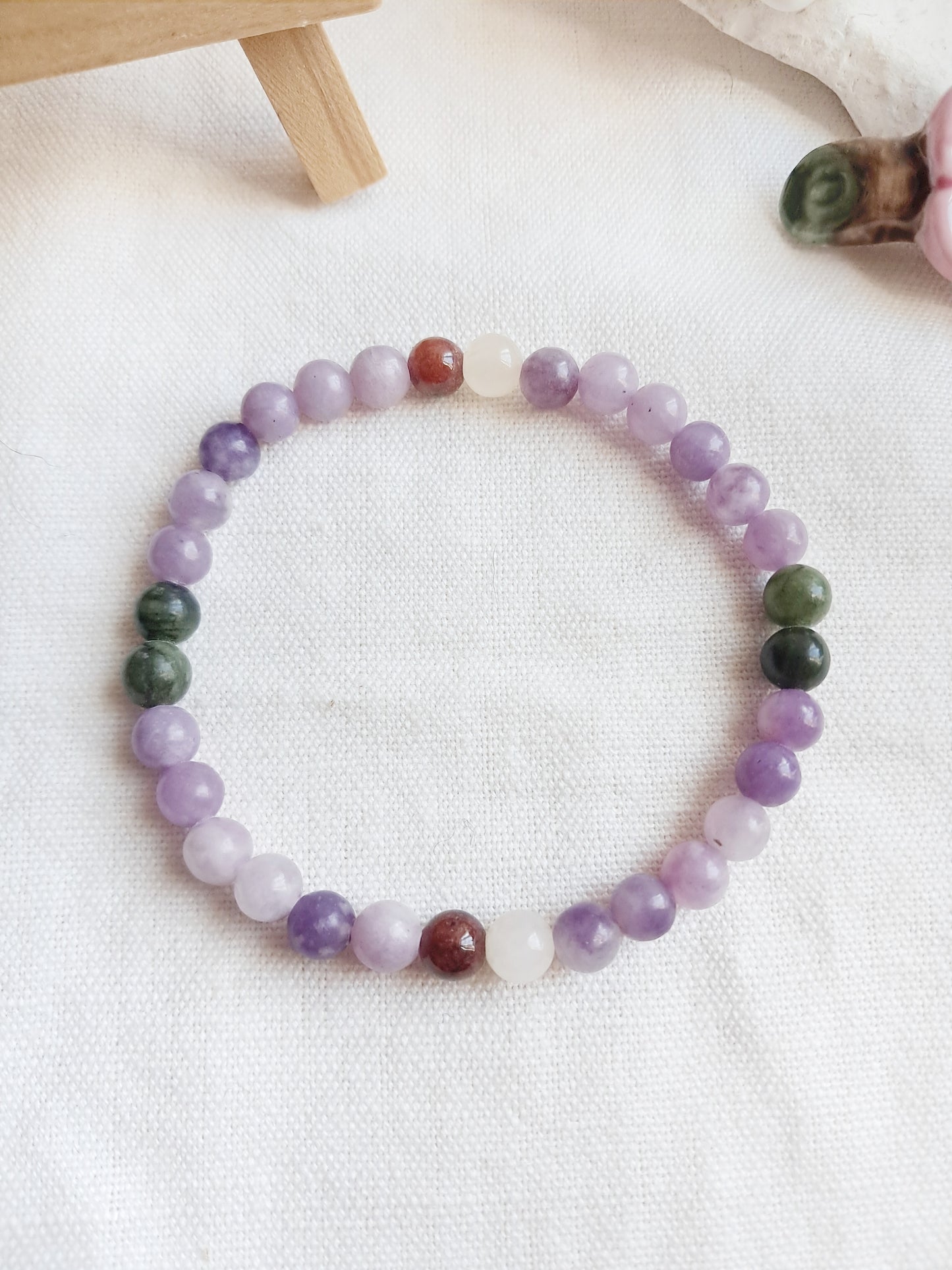 Bracelet fleur d'hibiscus (무궁화) en jade, quartz et lépidolite